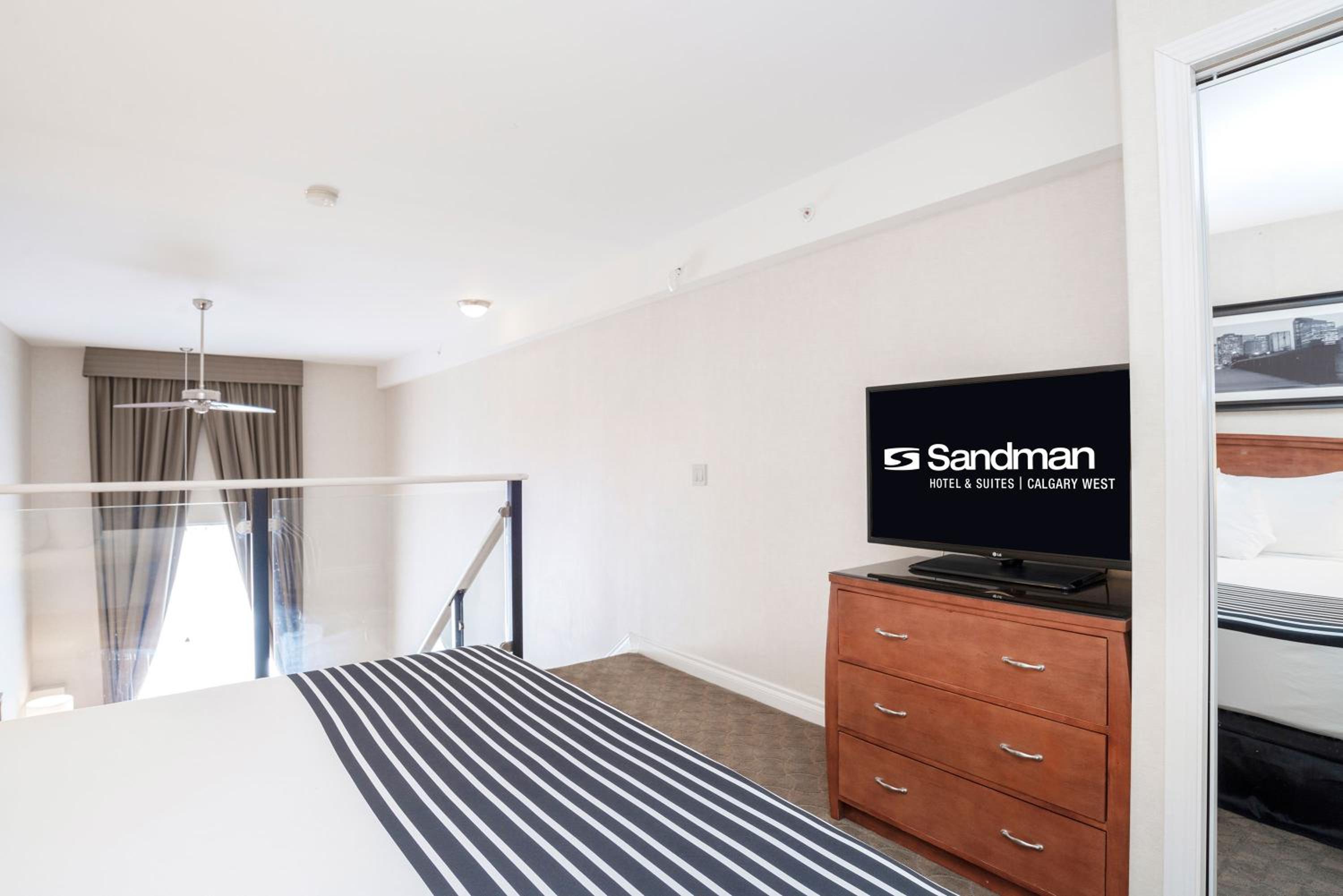 Loft Suite, 1 King Bed, Sofa Bed, Kitchenette - Photo 3
