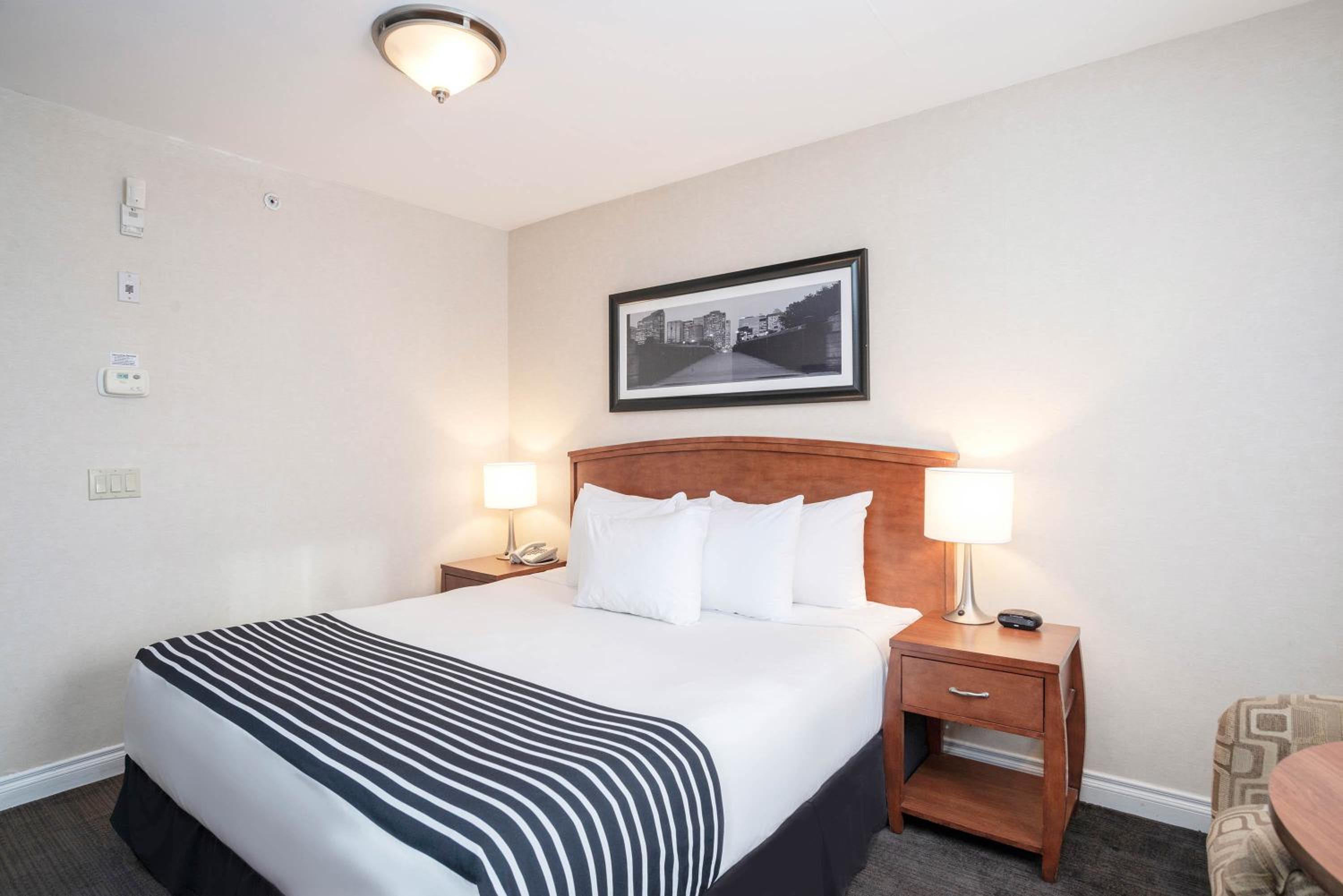 Standard Room, 1 King Bed - Photo 2