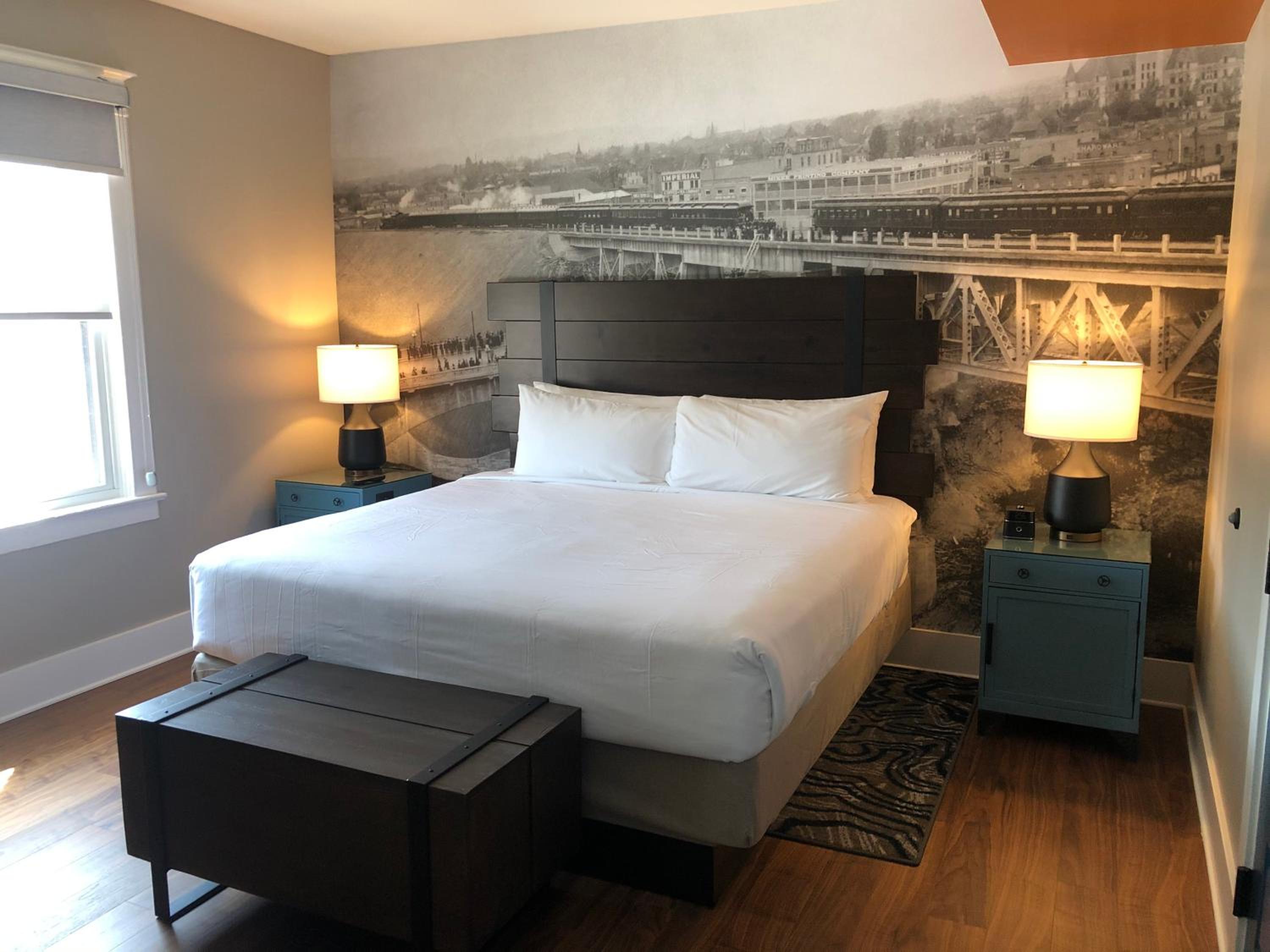 Standard King Room - Photo 11