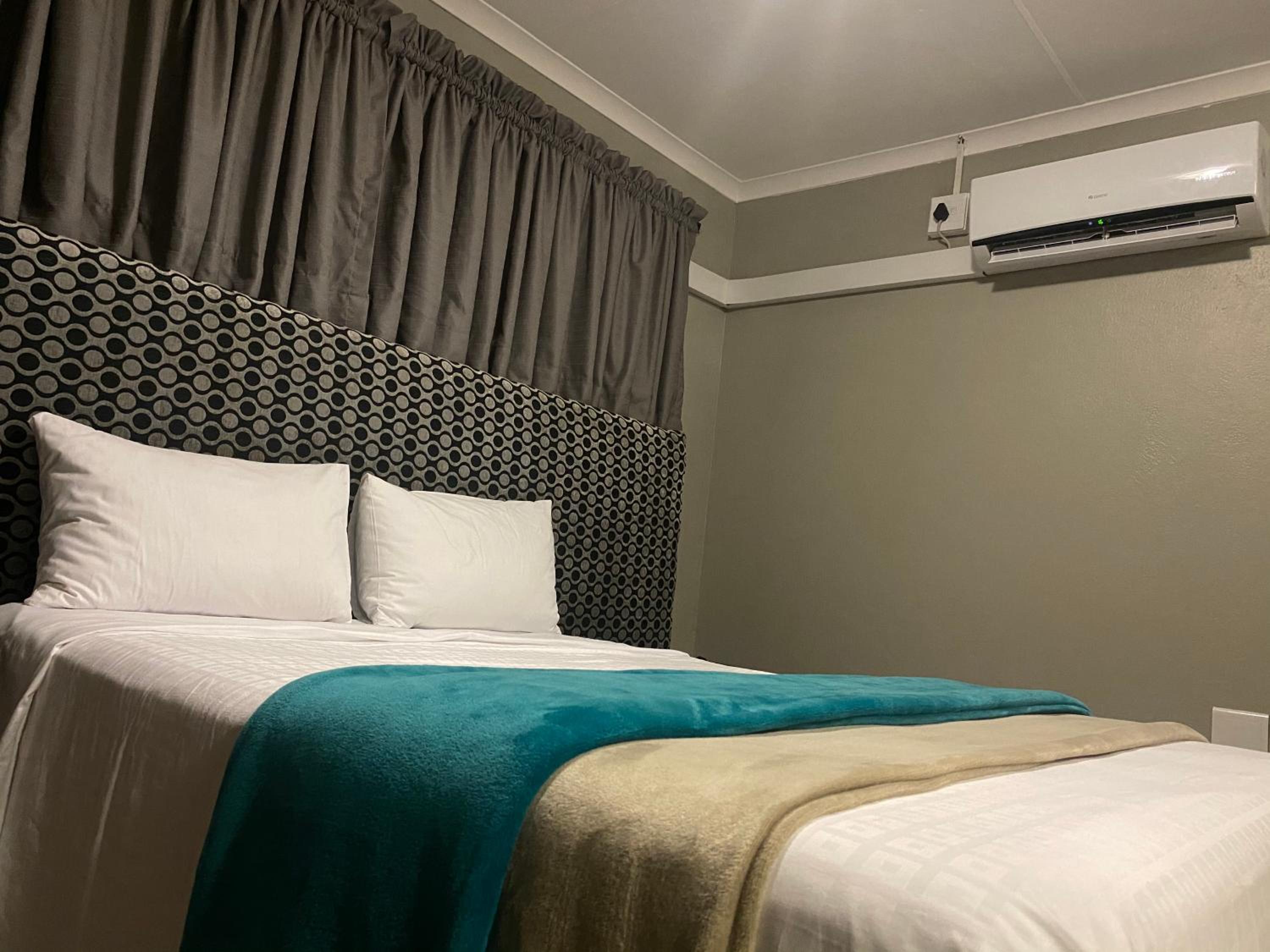 Deluxe Queen Room - Photo 7
