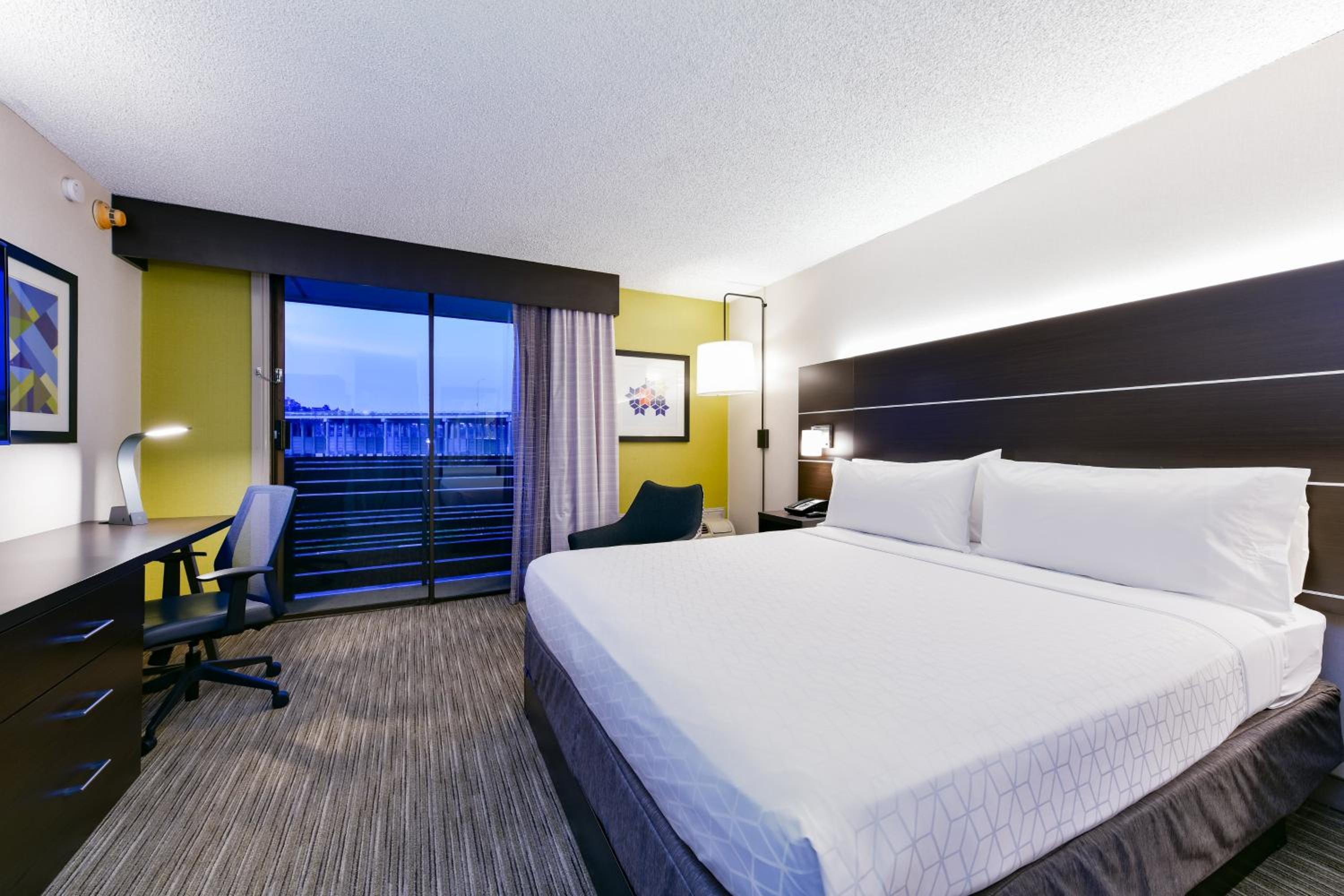 Standard King Room with Bay View  - Photo 10