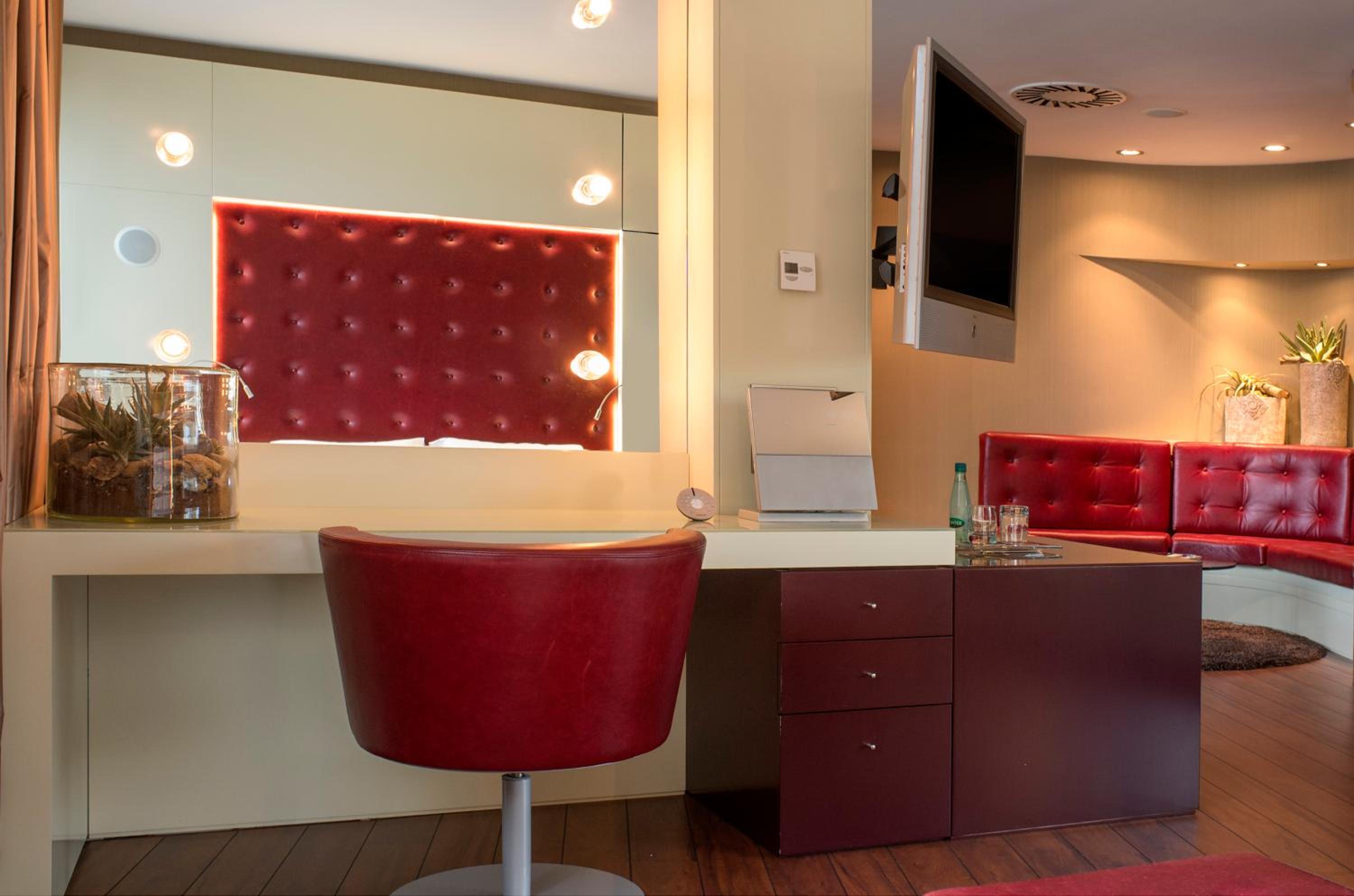 Suite - Photo 9