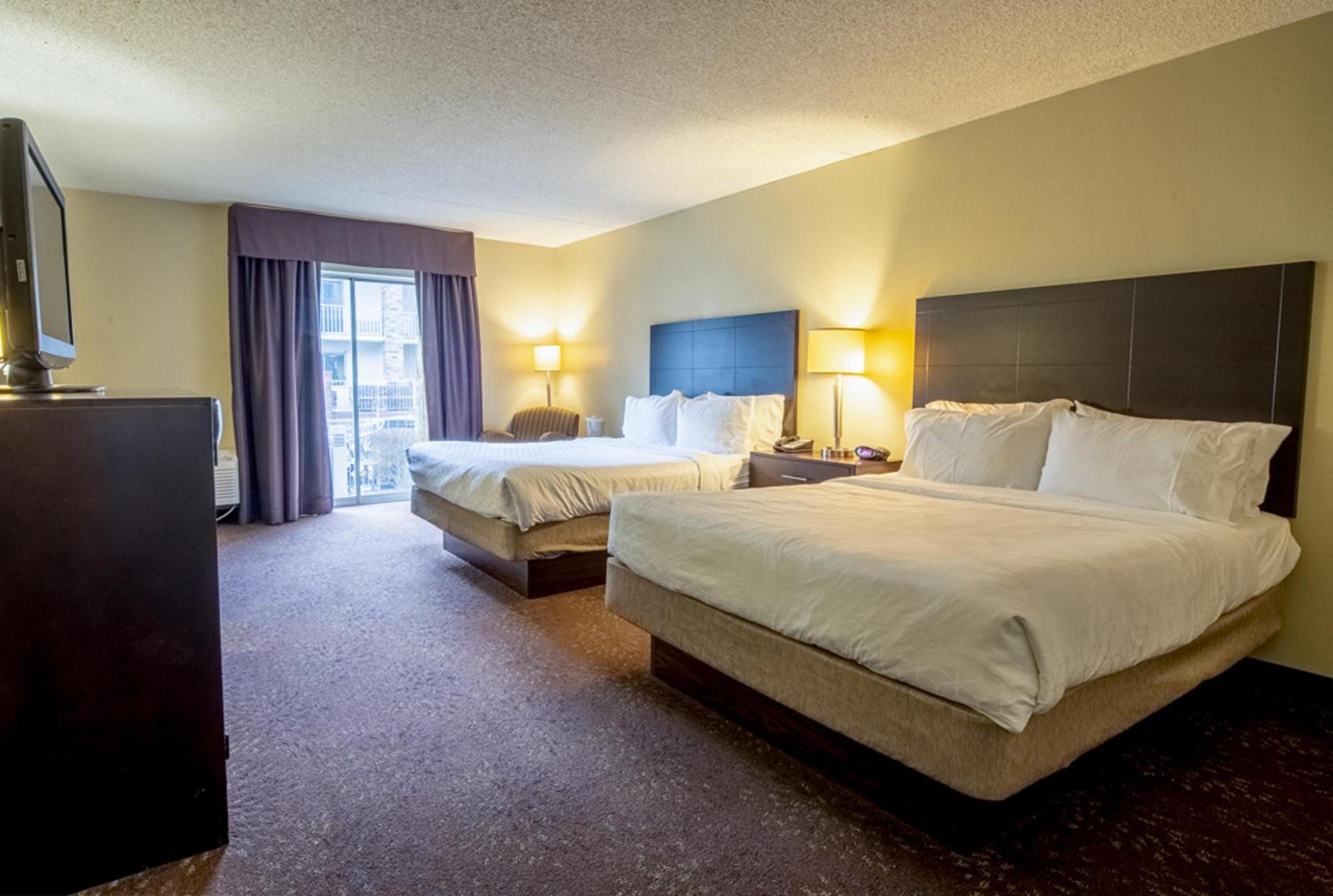 Standard Room with Two Queen Beds - Photo 5
