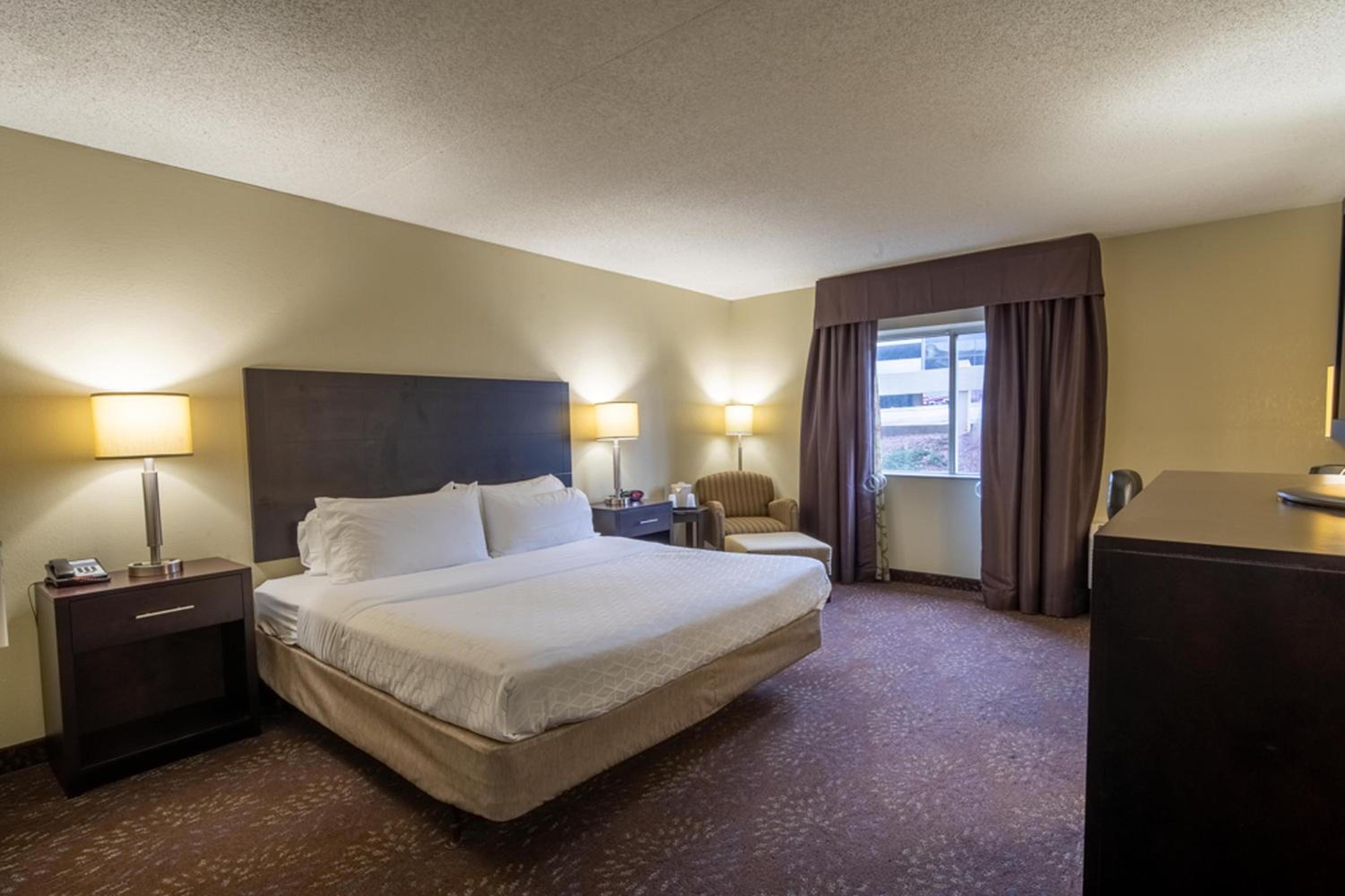 Standard King Room - Photo 5