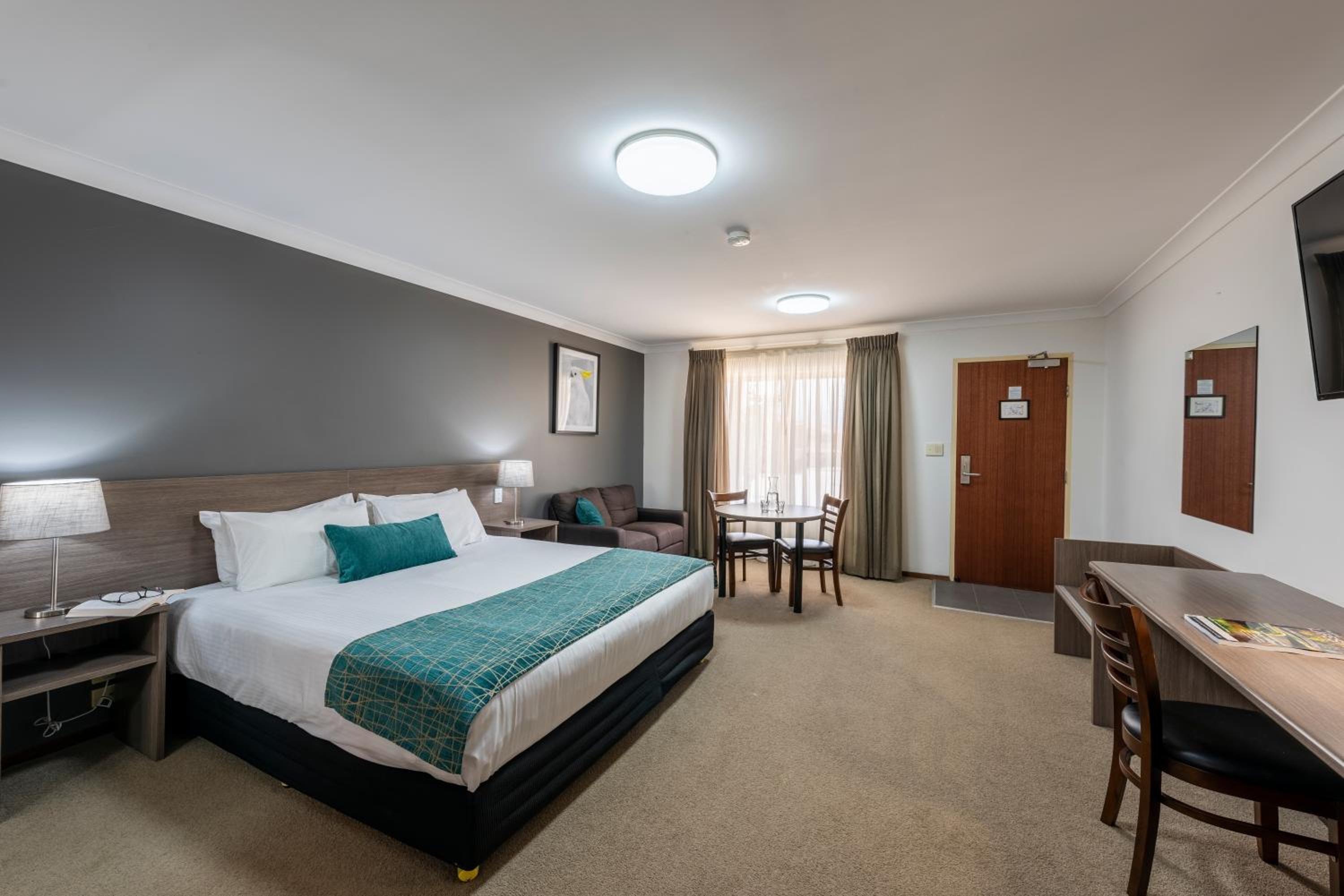 Executive King Room with Spa Bath photo 2