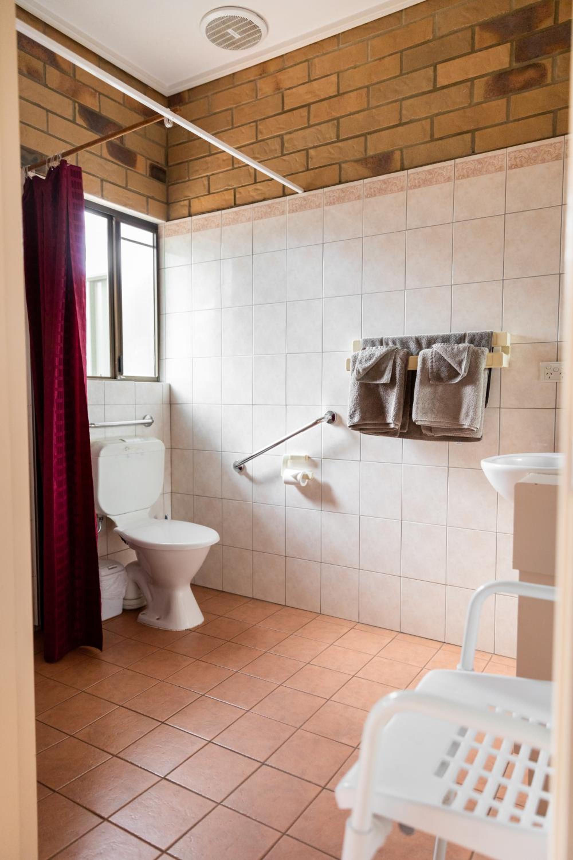 Queen Room - Disability Access photo 3