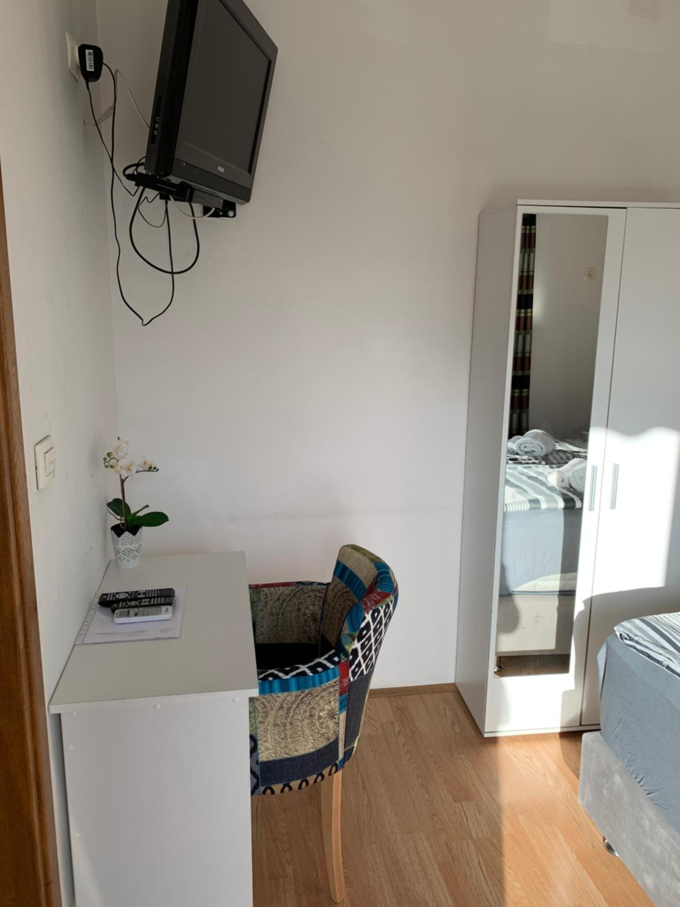 Double Room - Photo 6