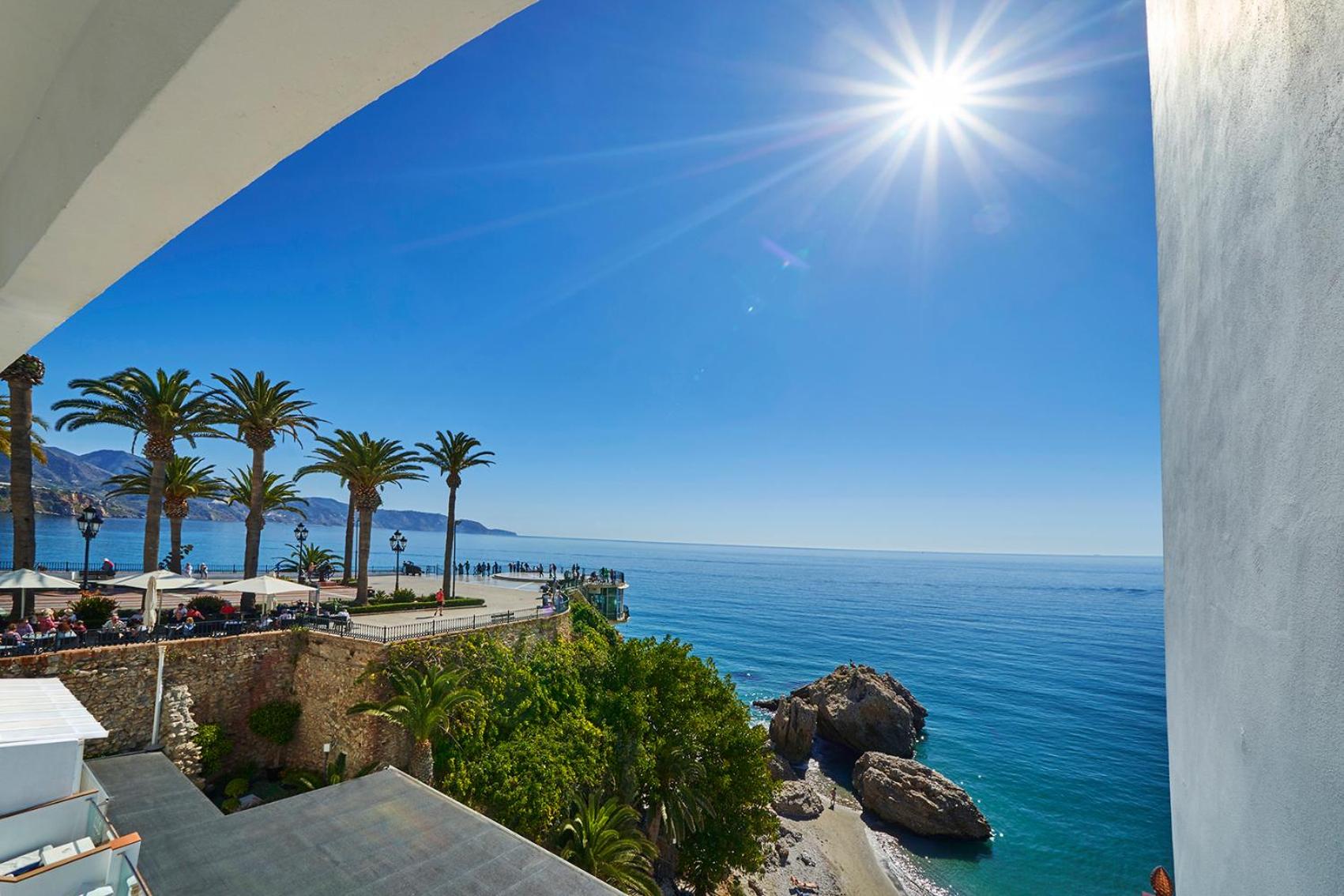 Double or Twin Room with Side Sea View - Photo 2