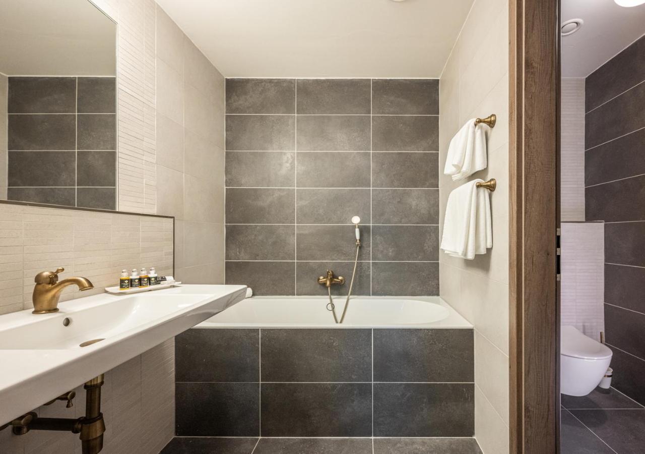 Junior Suite with Spa Access photo 2