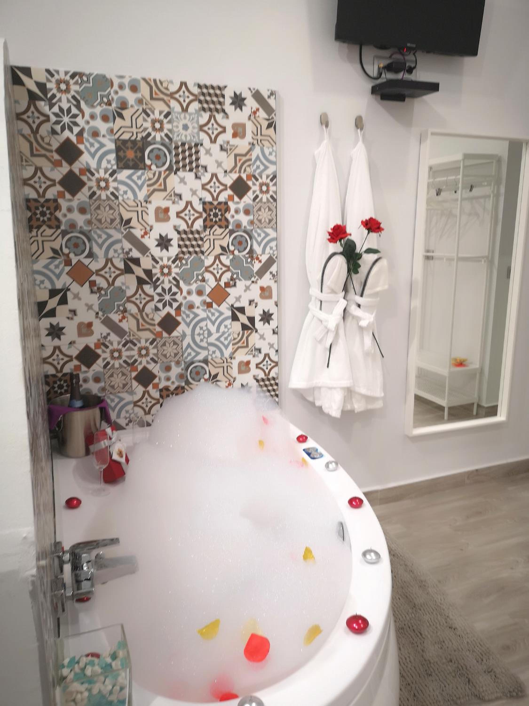 Deluxe Suite with Jacuzzi - Venus - Photo 3