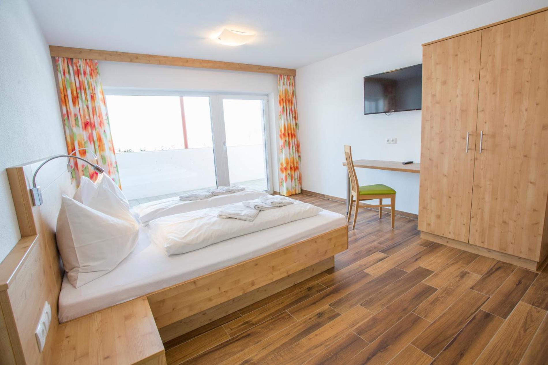 Three-Bedroom Apartment with Three Bathrooms - Photo 9