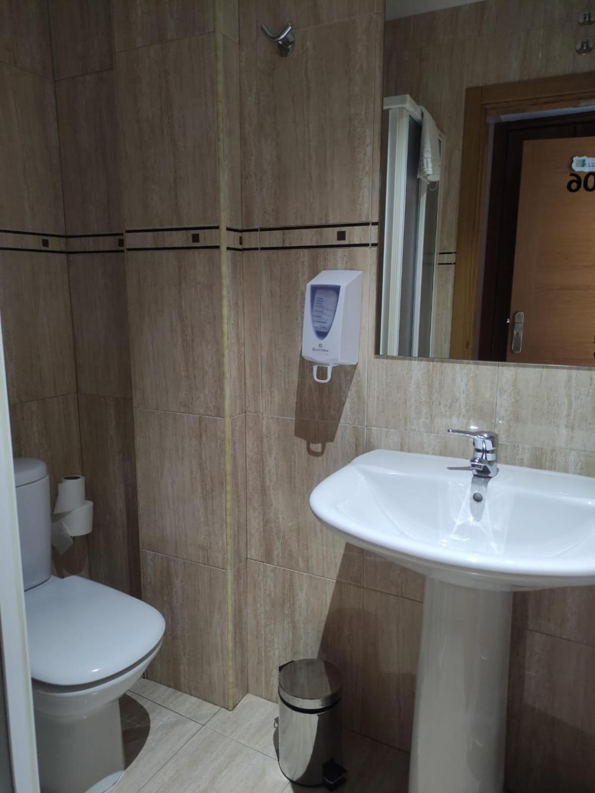 Single Room with Private Bathroom photo 3