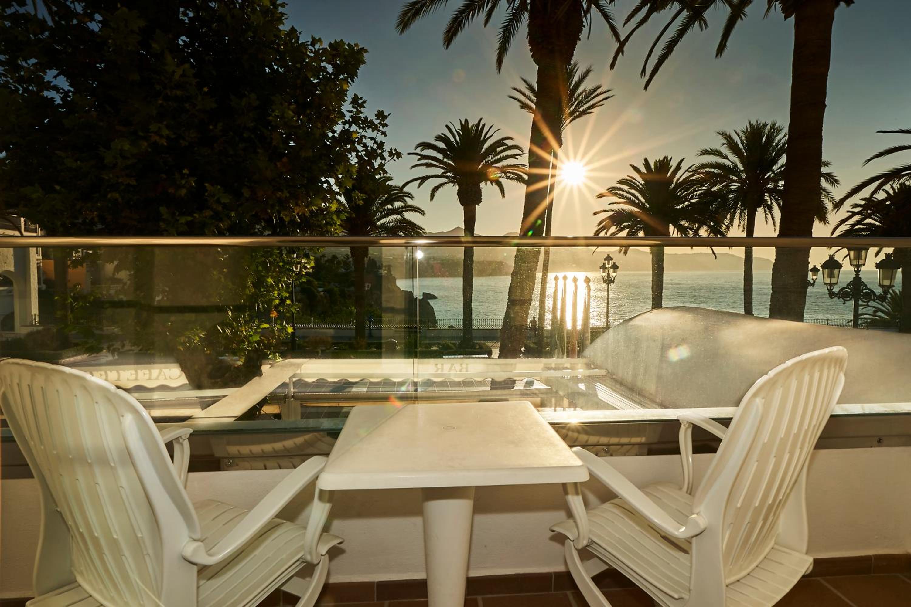 Double or Twin Room with Side Sea View - Photo 8
