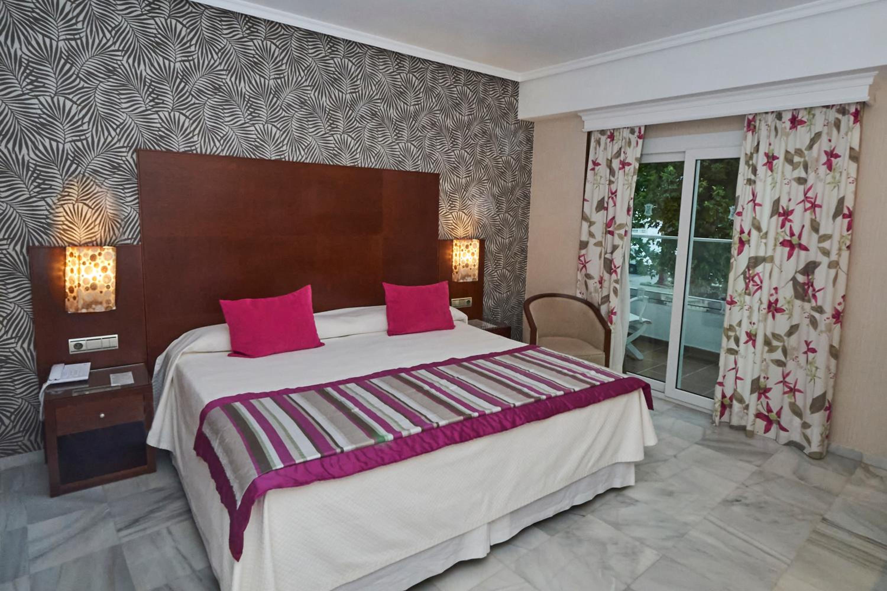 Double or Twin Room with Side Sea View - Photo 1