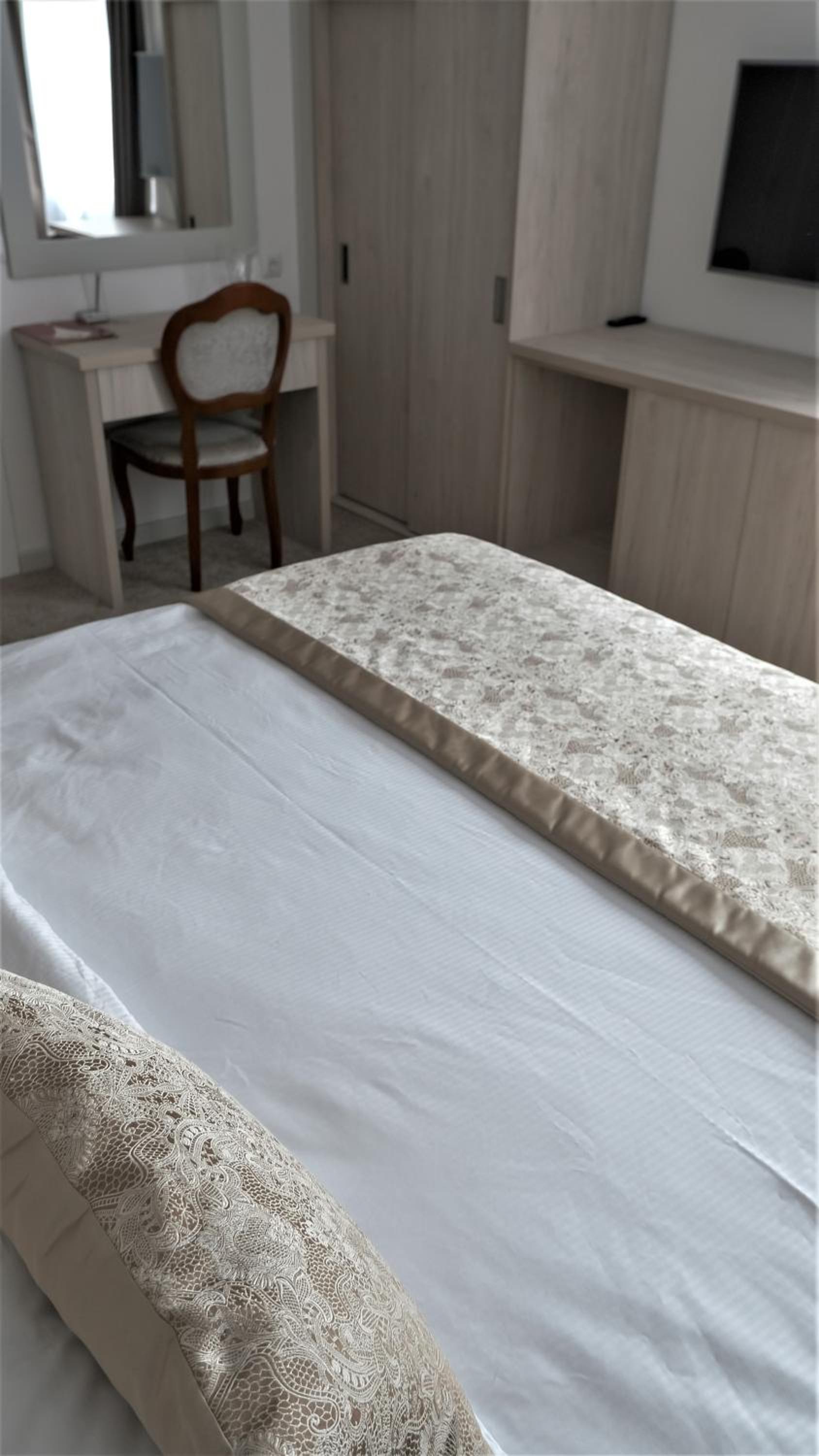 Double Room - Photo 8