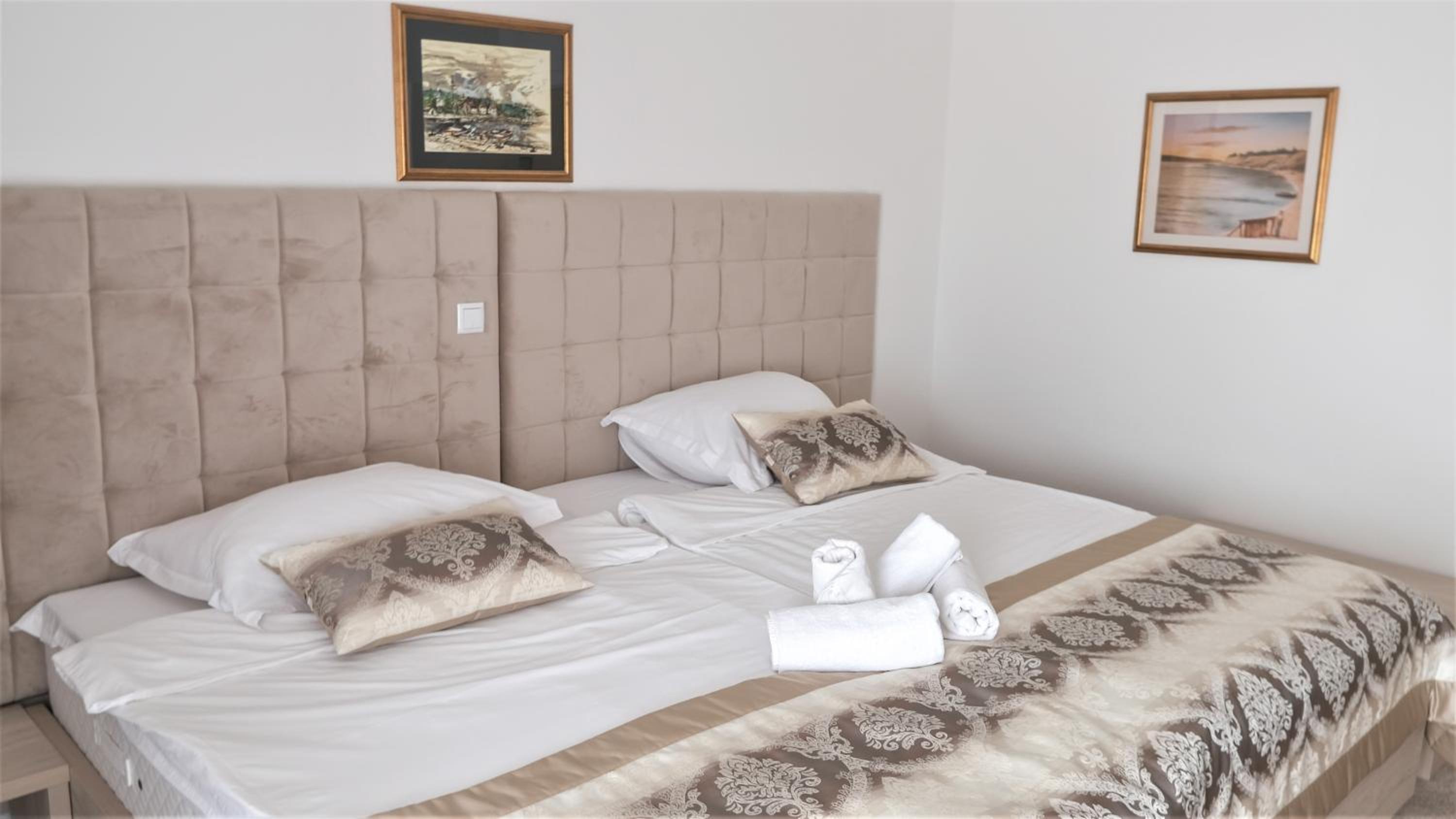 Double Room - Photo 5