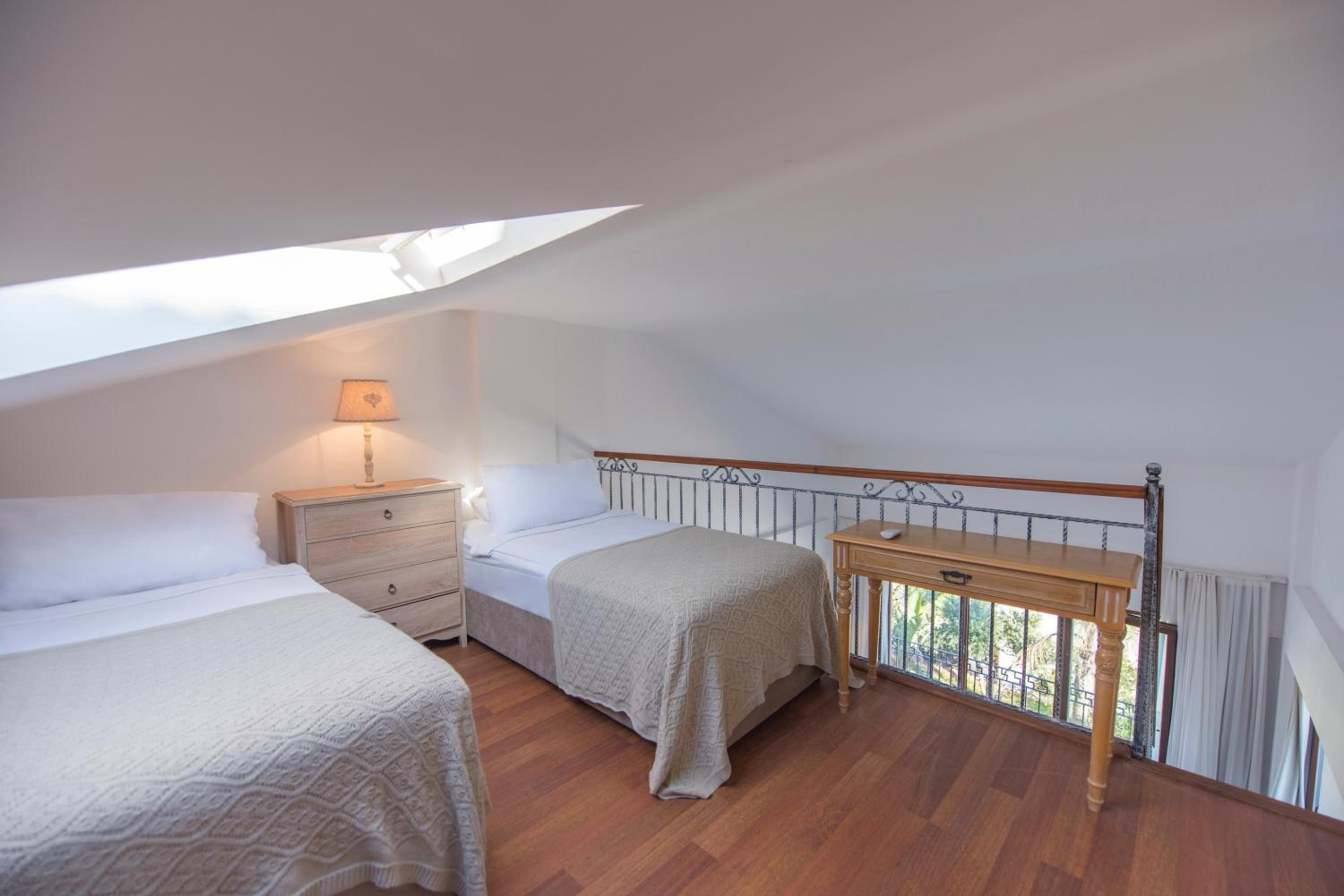 Family Room with Garden View - Photo 5