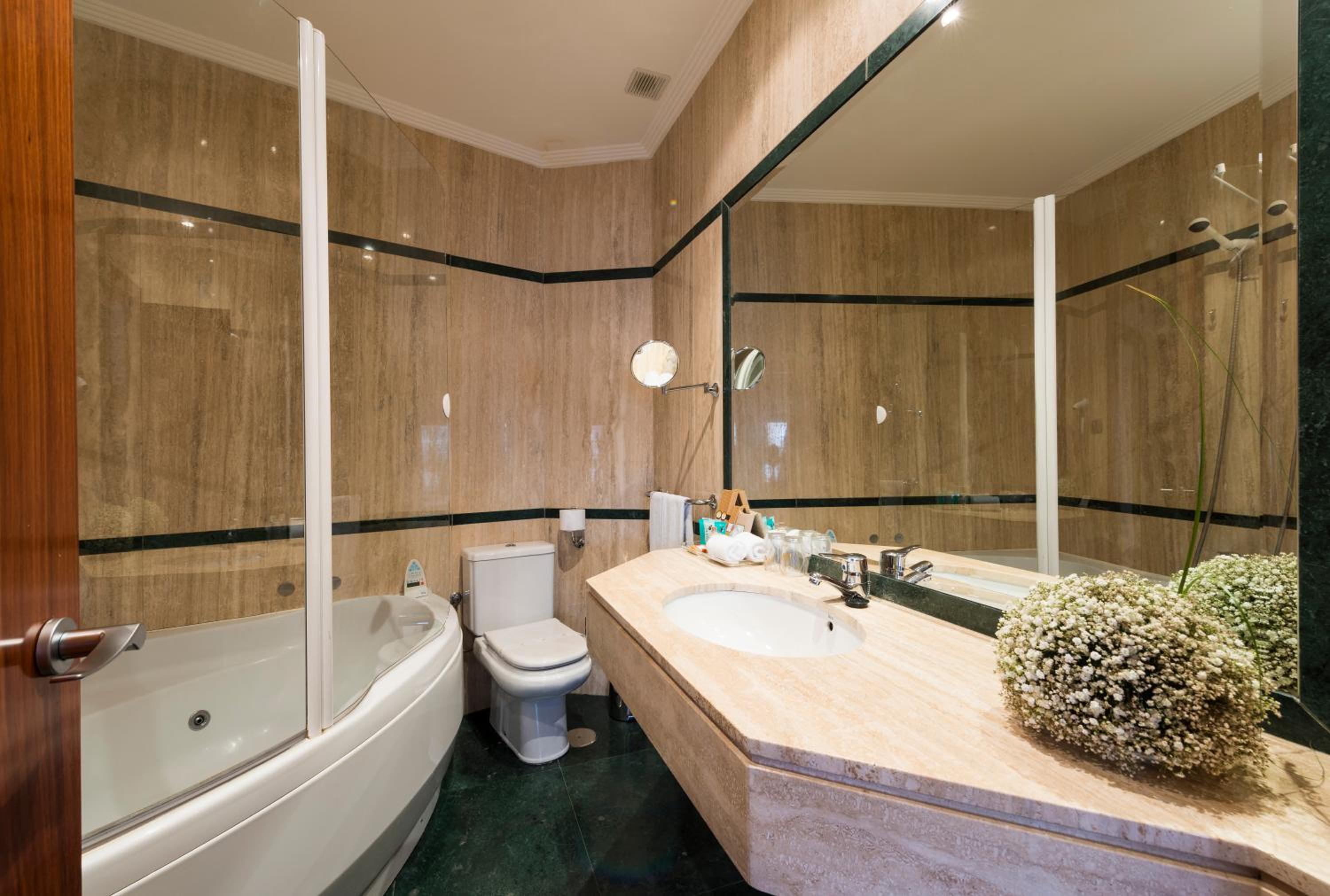 Deluxe Double Room with Spa Bath  - Photo 12