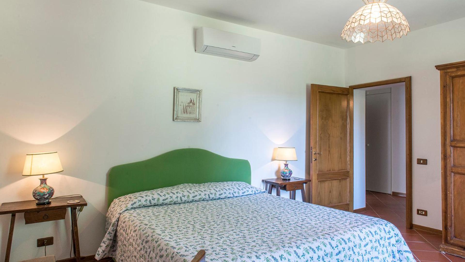 Seven-Bedroom Villa photo 2