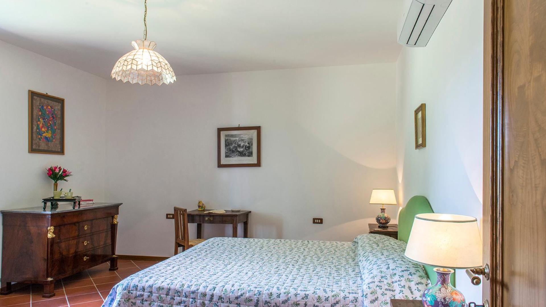 Seven-Bedroom Villa photo 3