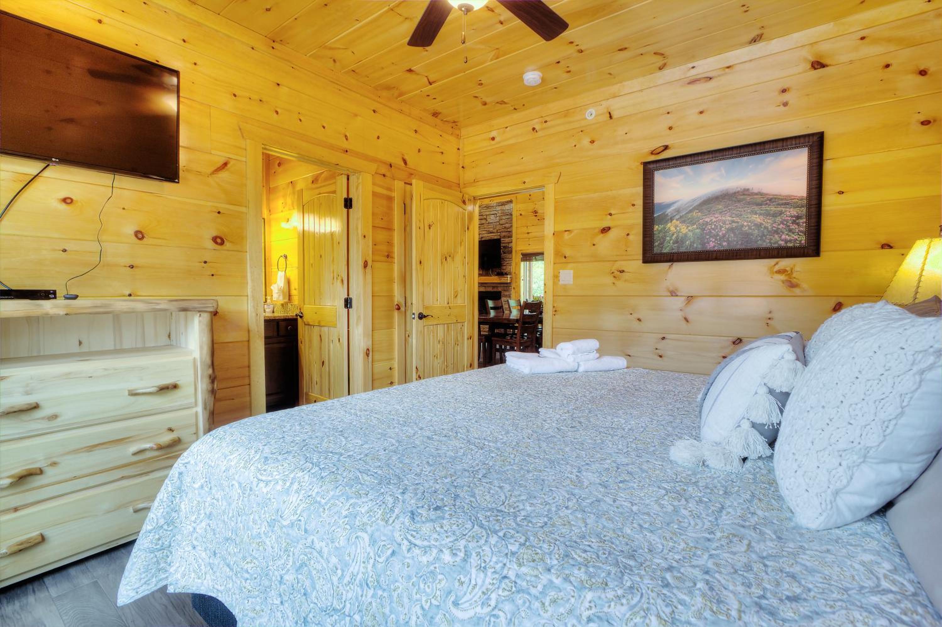 Five-Bedroom House - Photo 33
