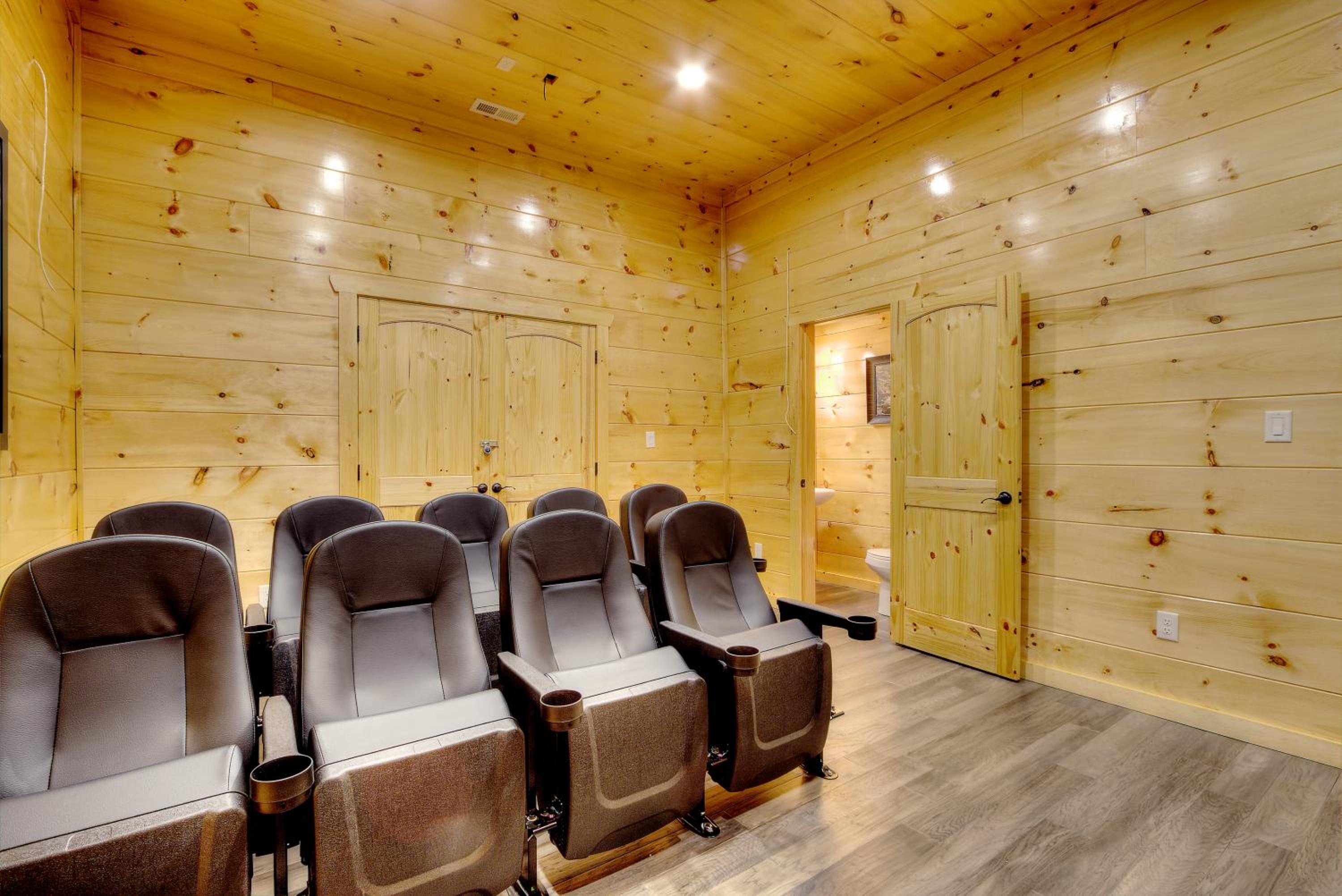 Five-Bedroom House - Photo 32