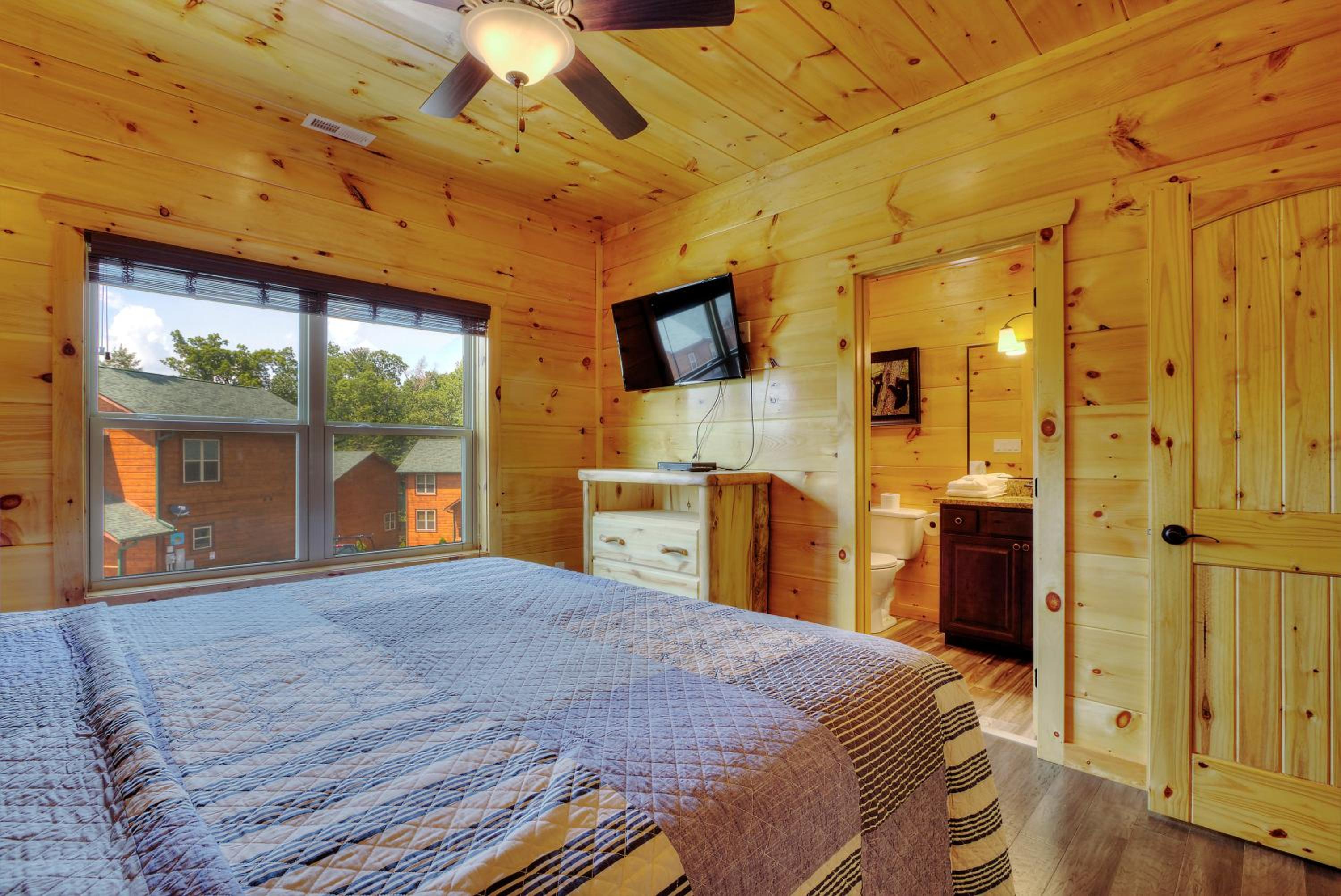 Five-Bedroom House - Photo 7