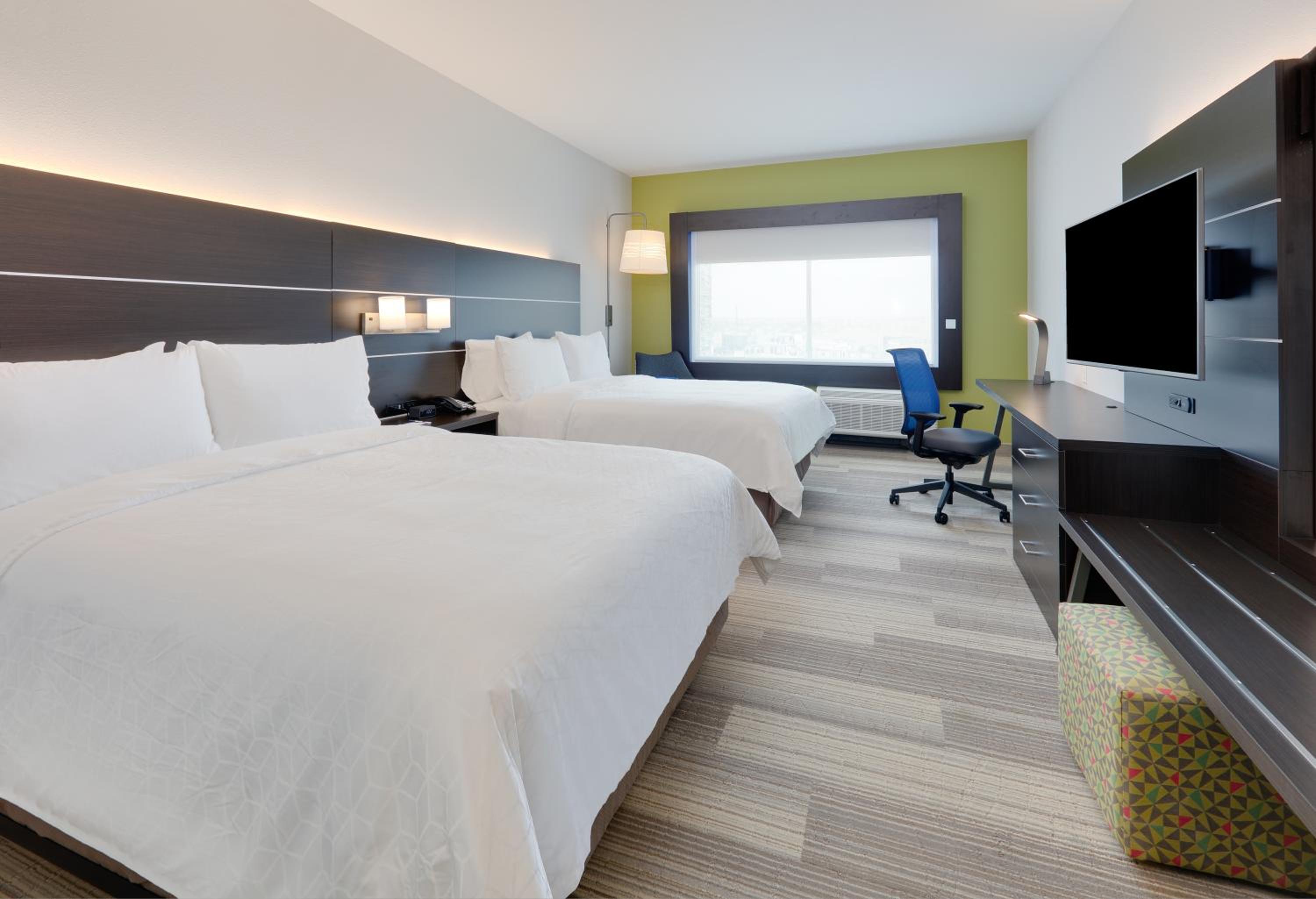 Standard Queen Room with Two Queen Beds - Photo 2