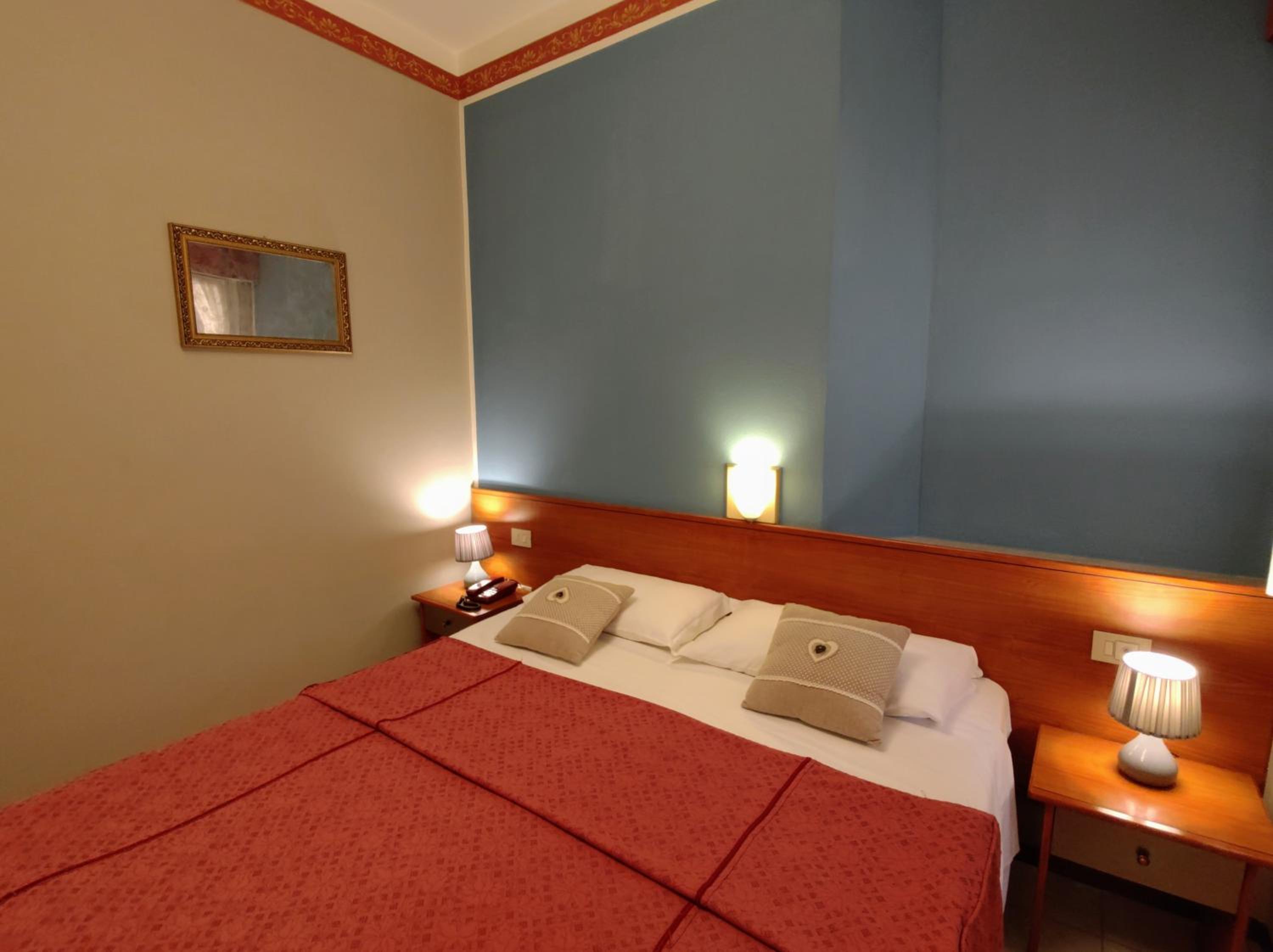 Small Double or Twin Room - Photo 2