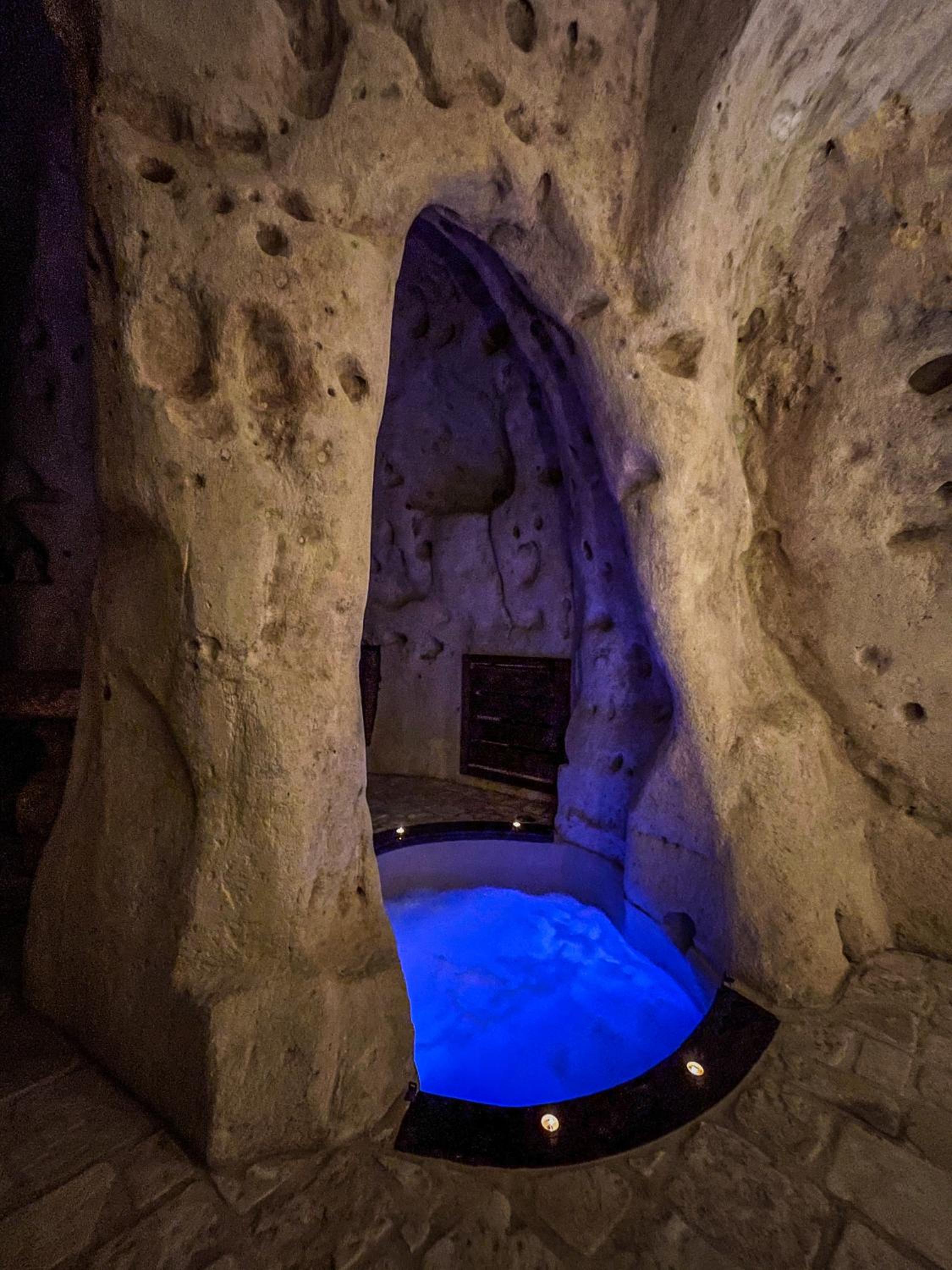 Suite with Private Pool - Photo 21