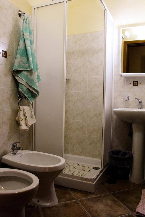Deluxe Double Room (2 Adults + 1 Child) - Photo 2