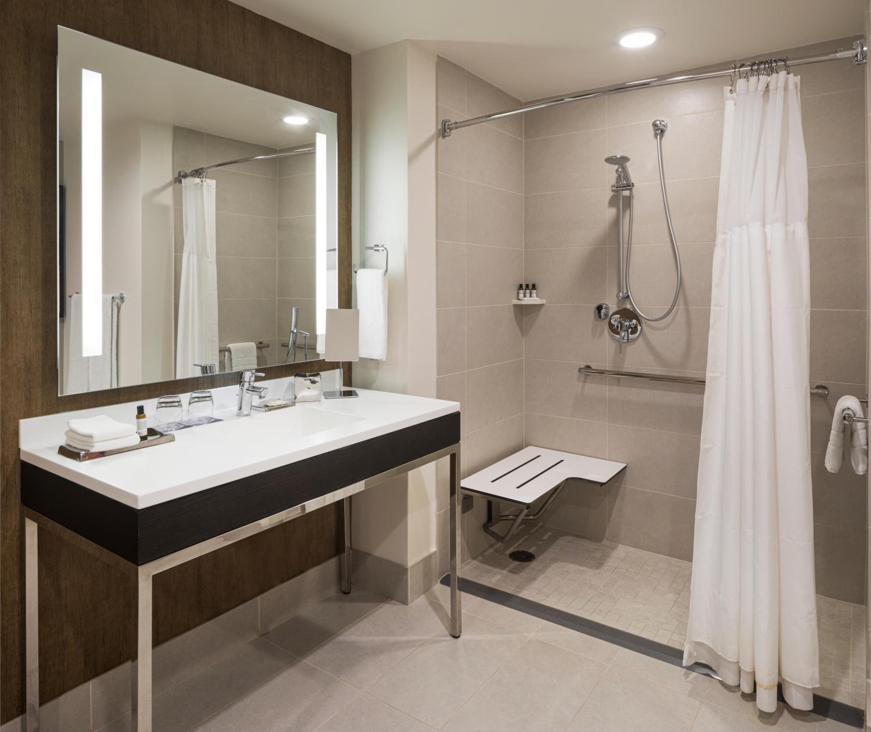 King Room with Accessible Shower photo 3