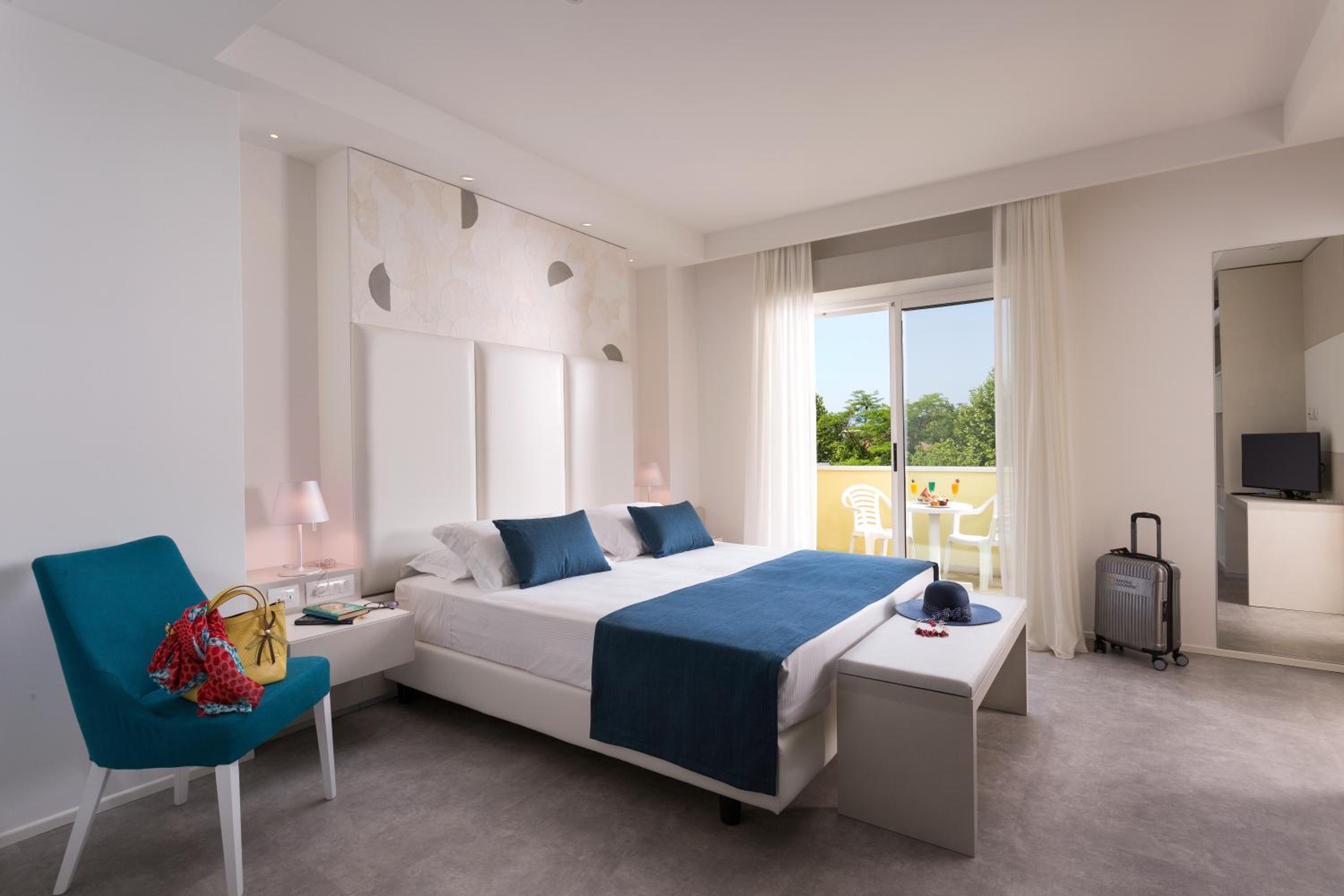 Deluxe Suite - Photo 8
