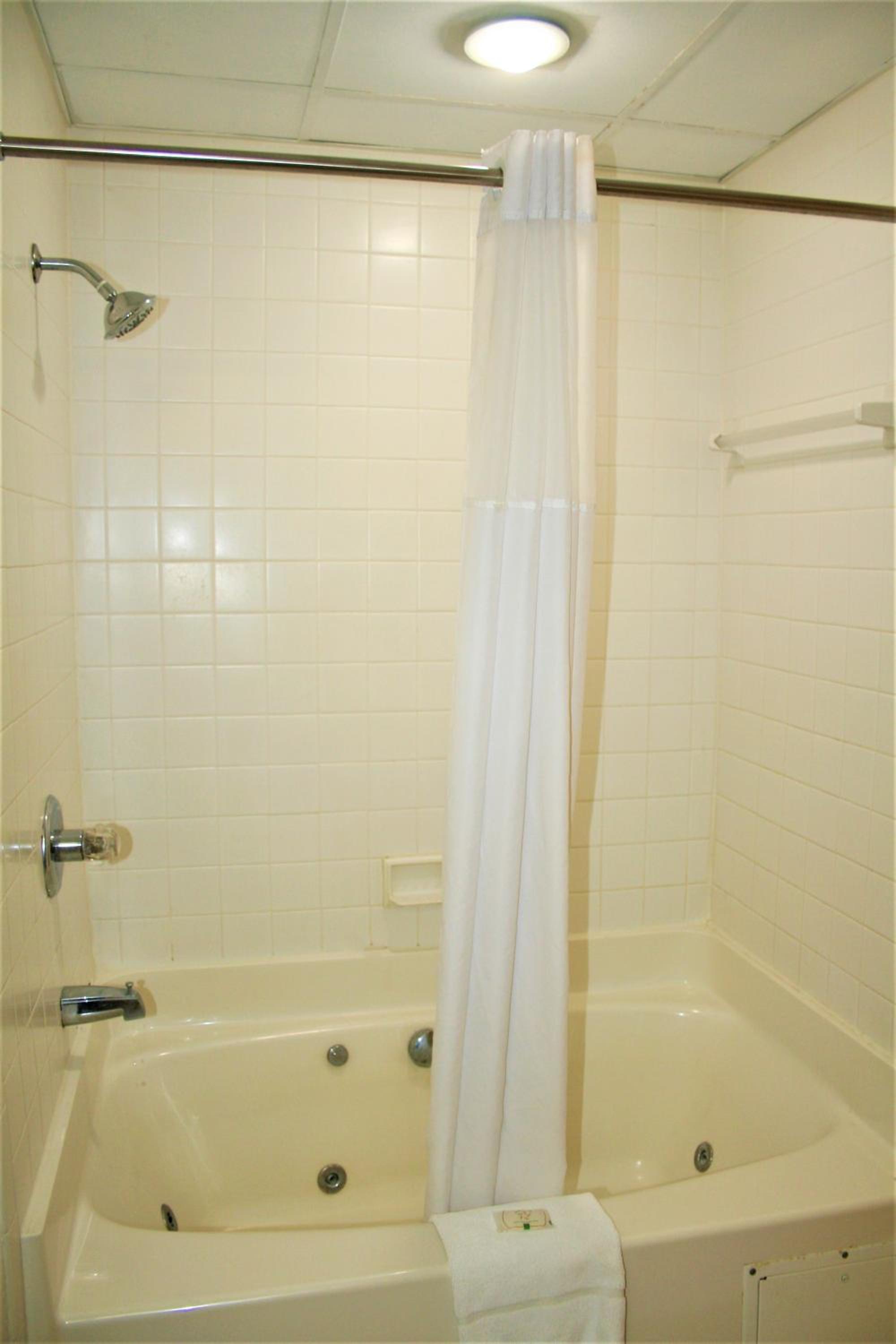 King Suite - Non-Smoking - Photo 5