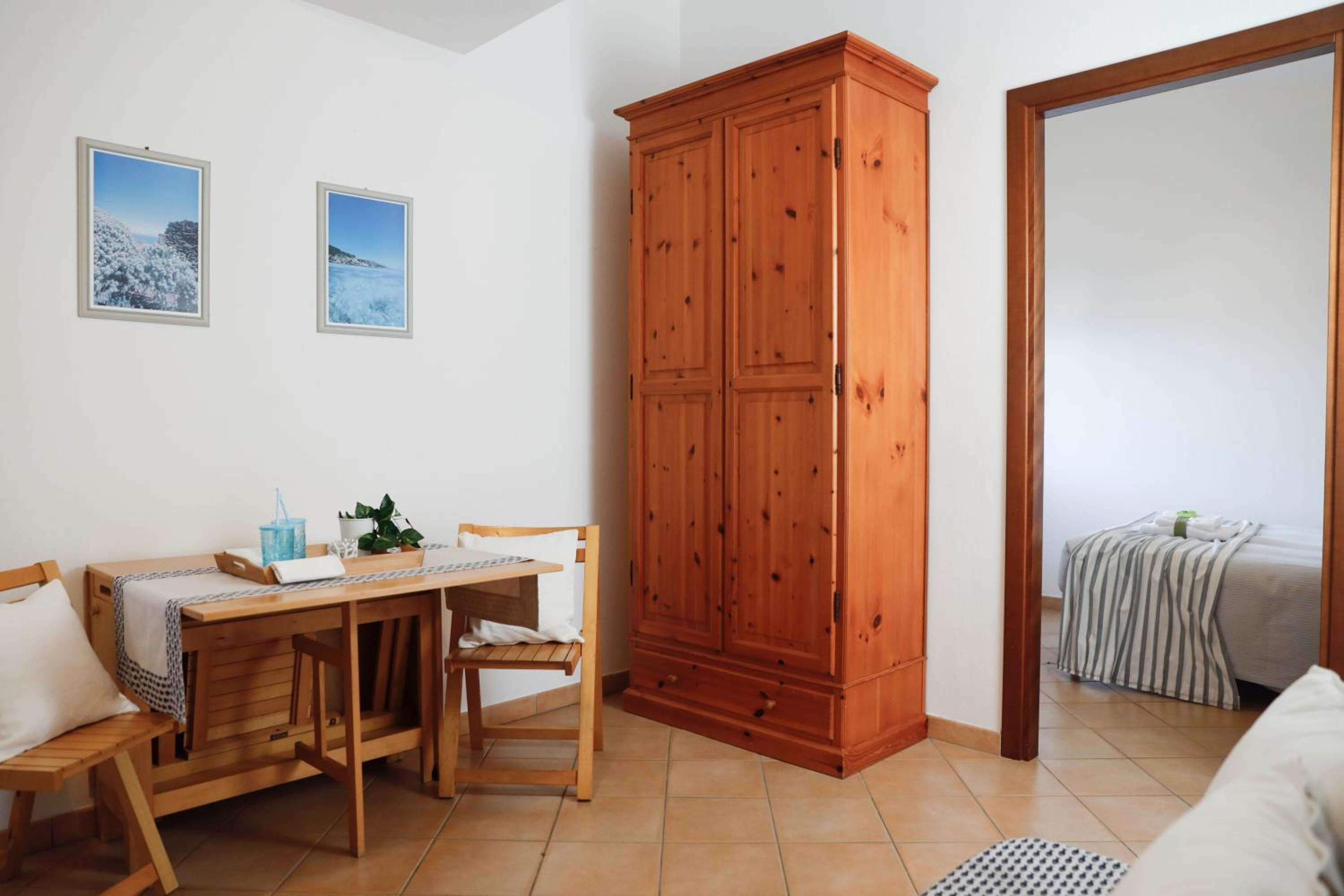 Basic One-Bedroom Apartment with Patio photo 3