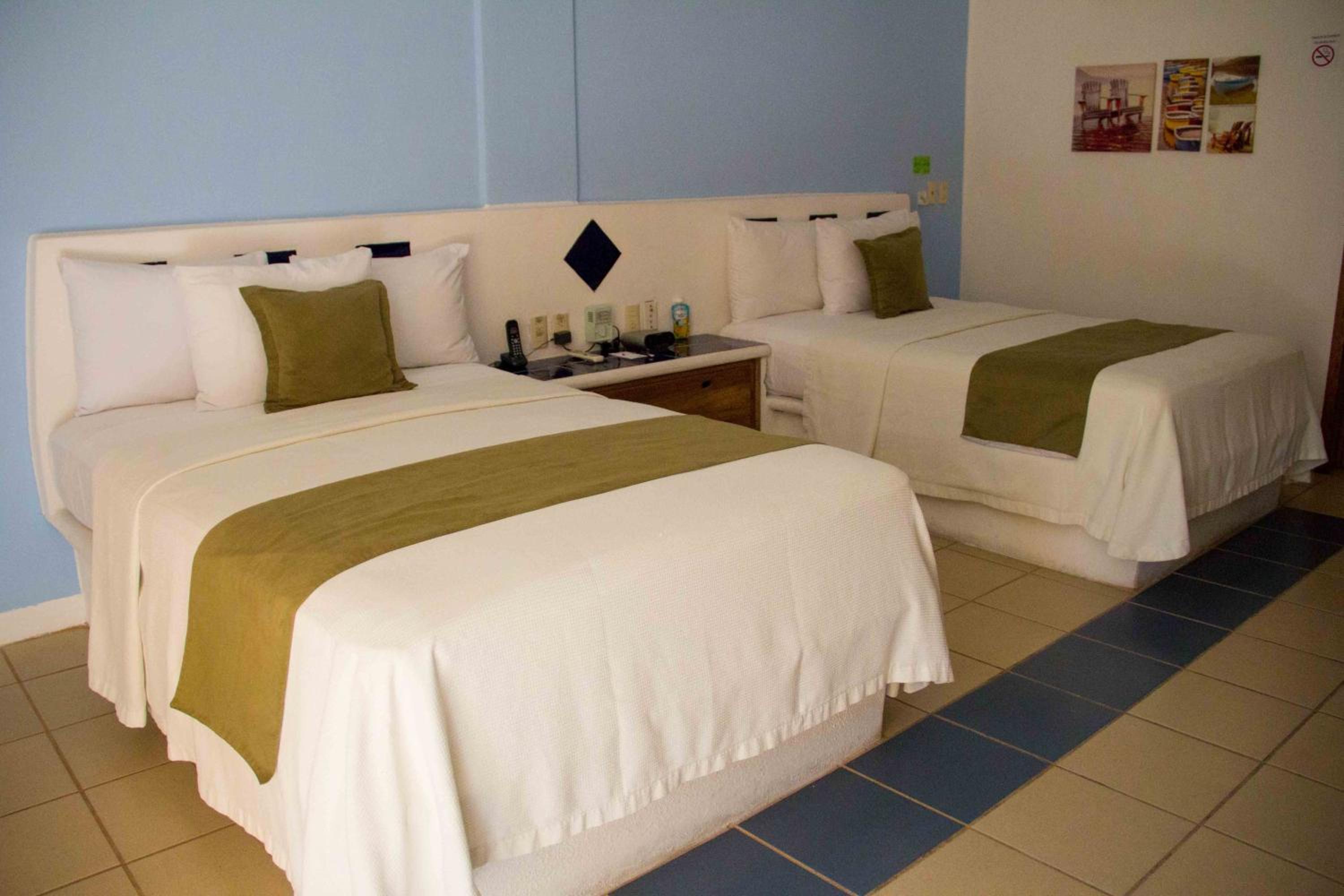 Double Room with Two Double Beds - Photo 11