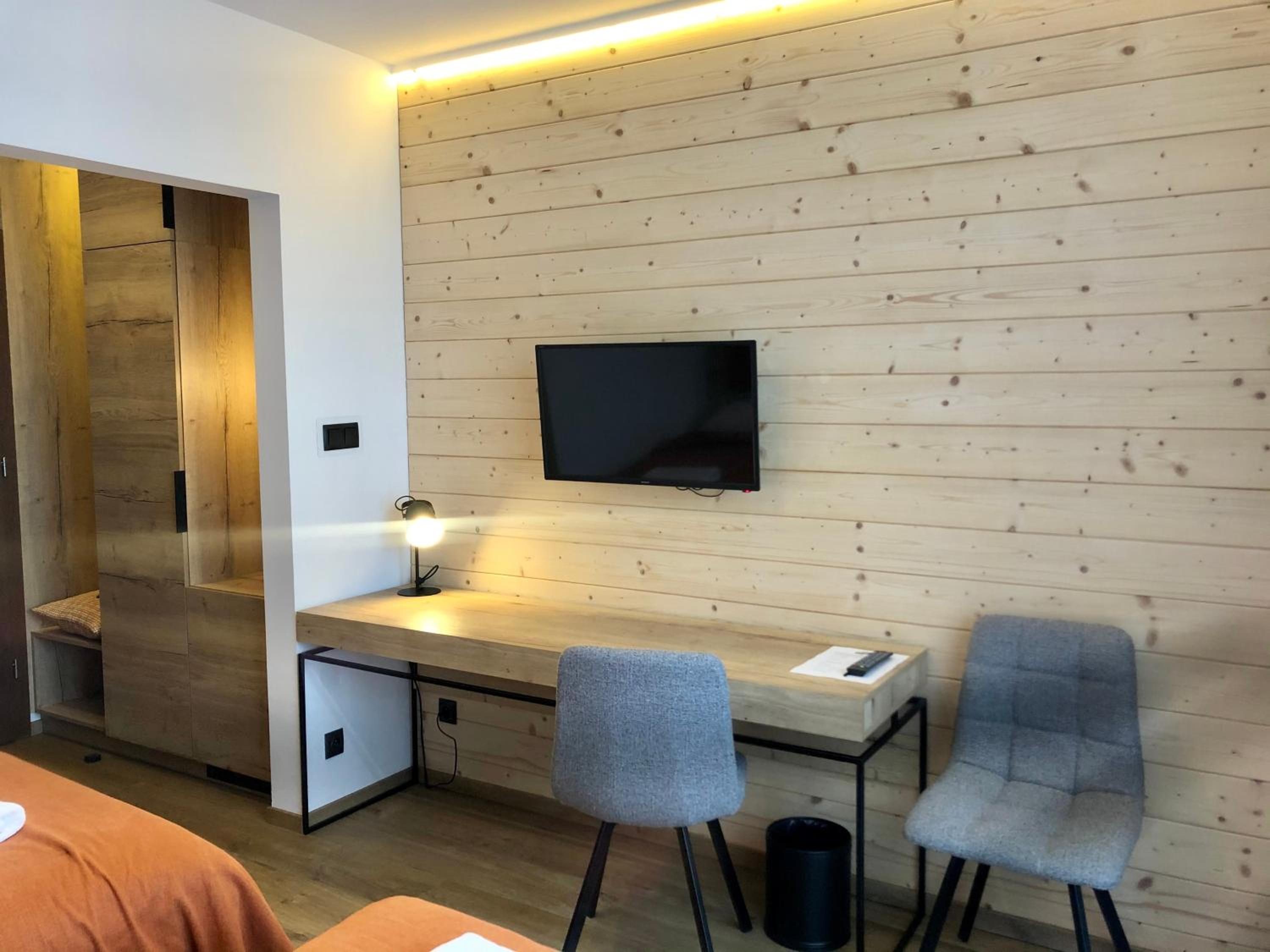 Deluxe Double or Twin Room with Balcony - Photo 6