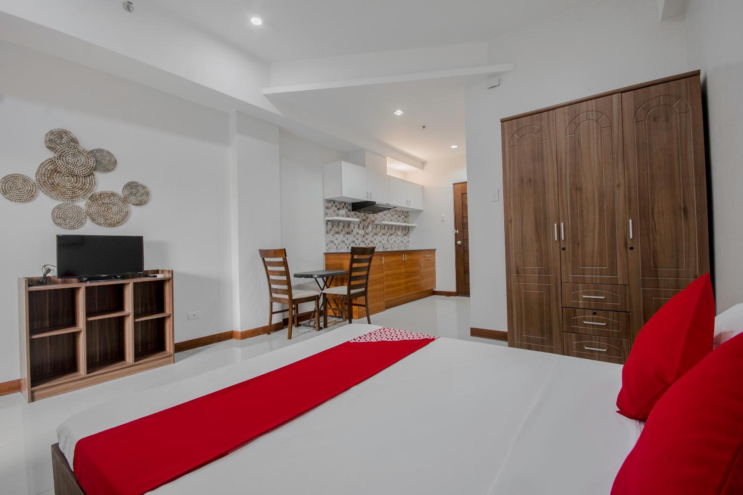 Superior Family Room - Photo 4