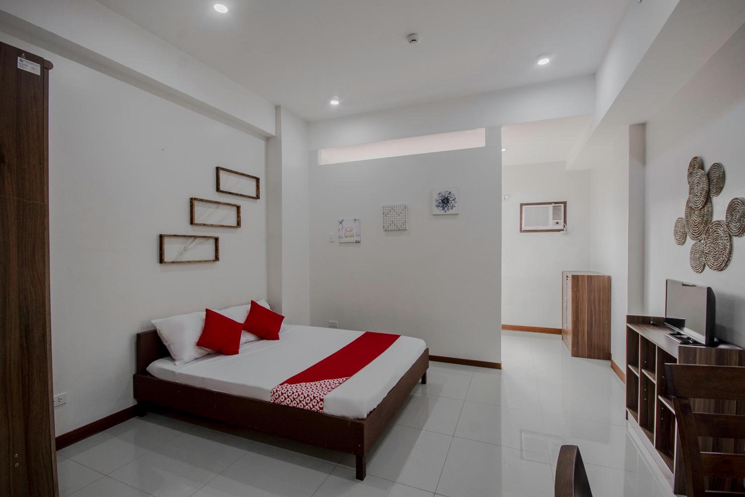 Superior Family Room - Photo 6