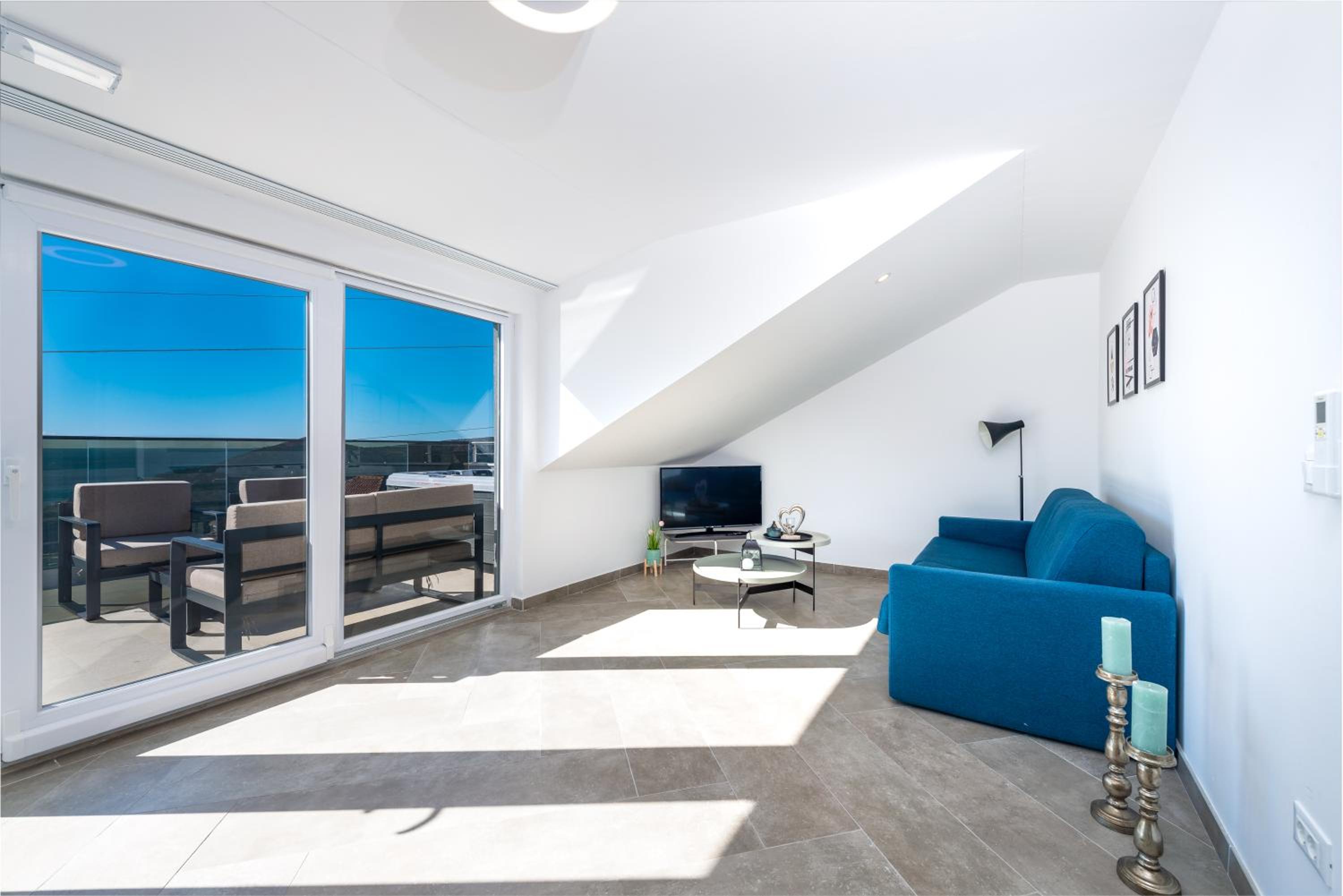 One-Bedroom Apartment with Hot Tub