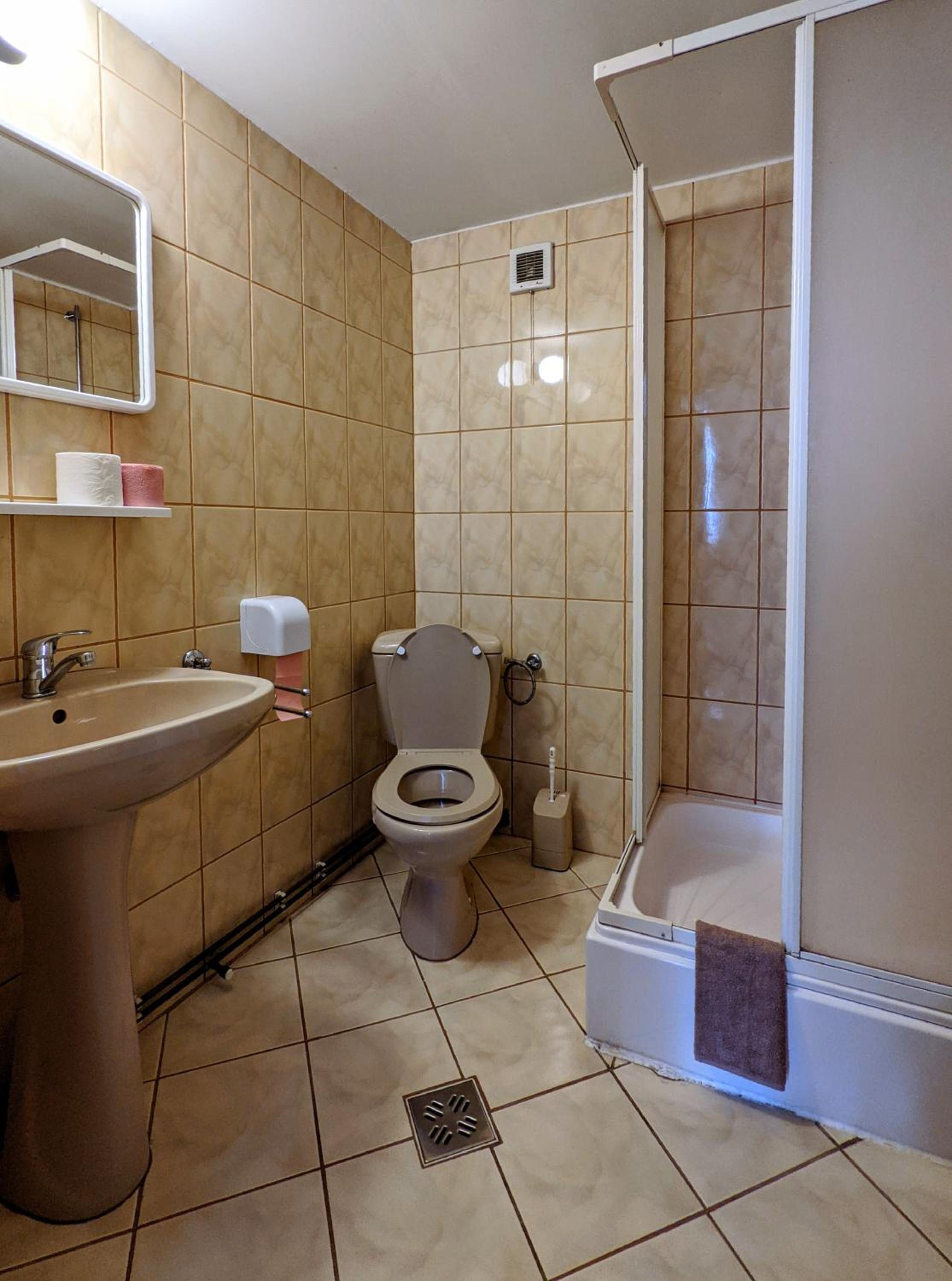 Triple Room with Private Bathroom - Photo 3