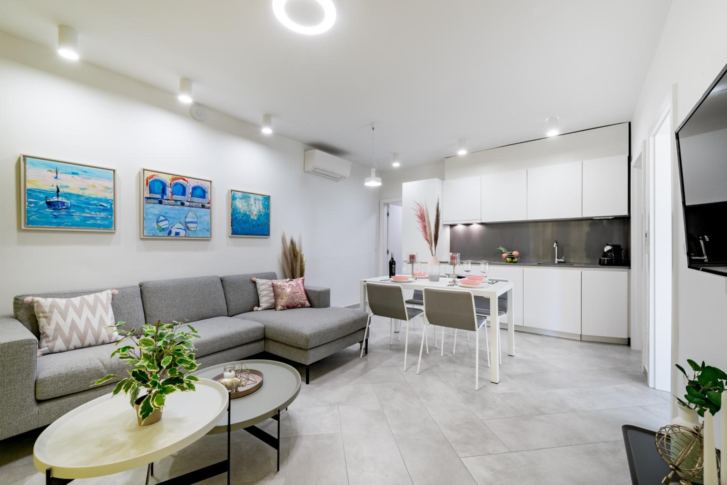 Deluxe Two-Bedroom Apartment with Partial Sea View photo 3