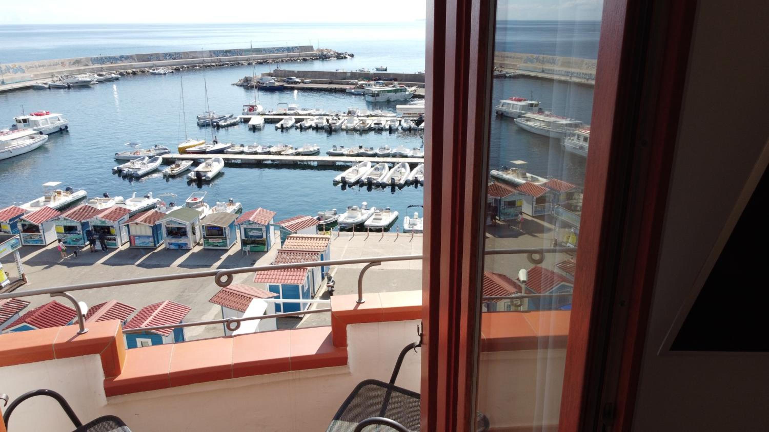 Junior Suite with Sea View - Photo 3