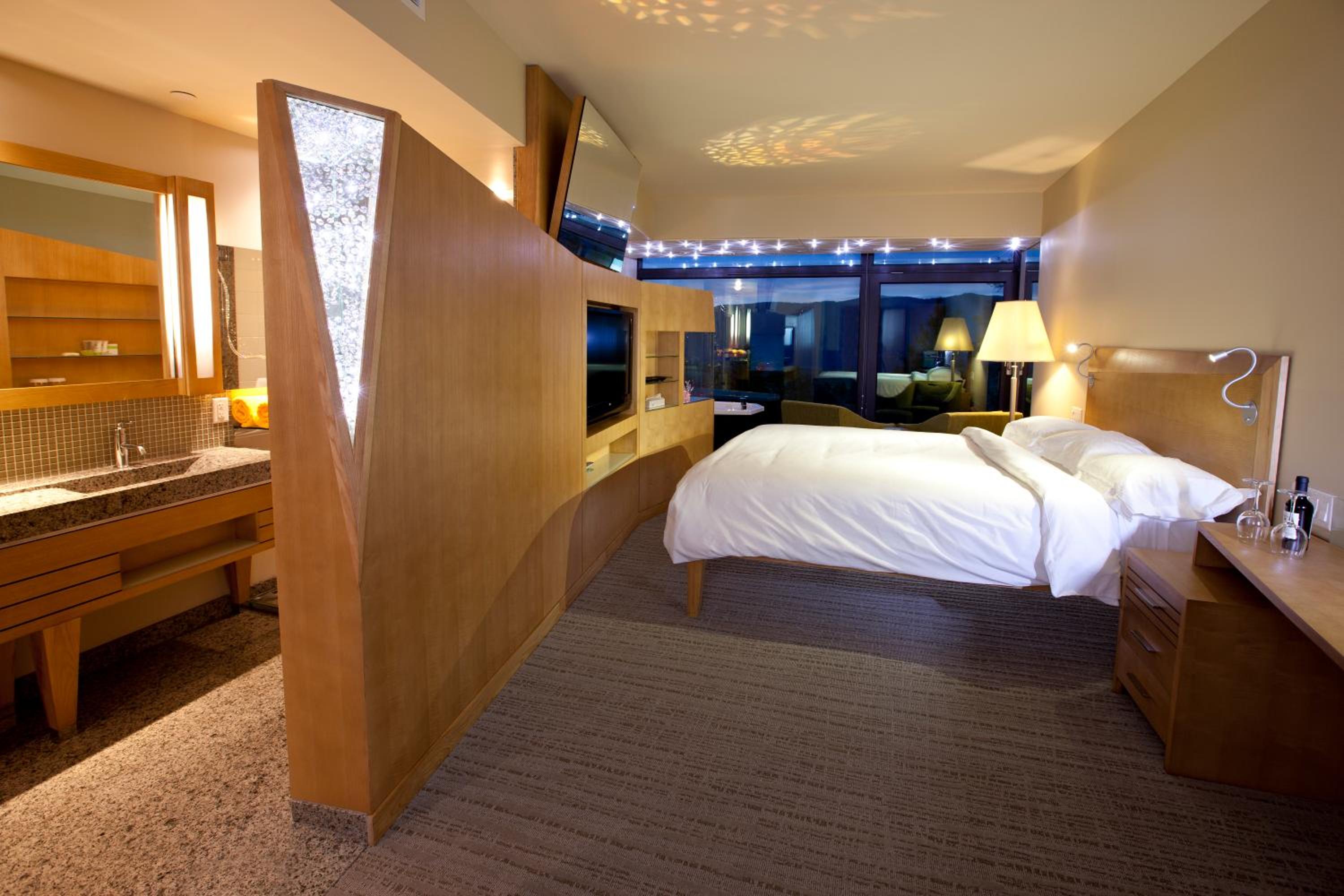 Standard King Room with Lake View photo 1