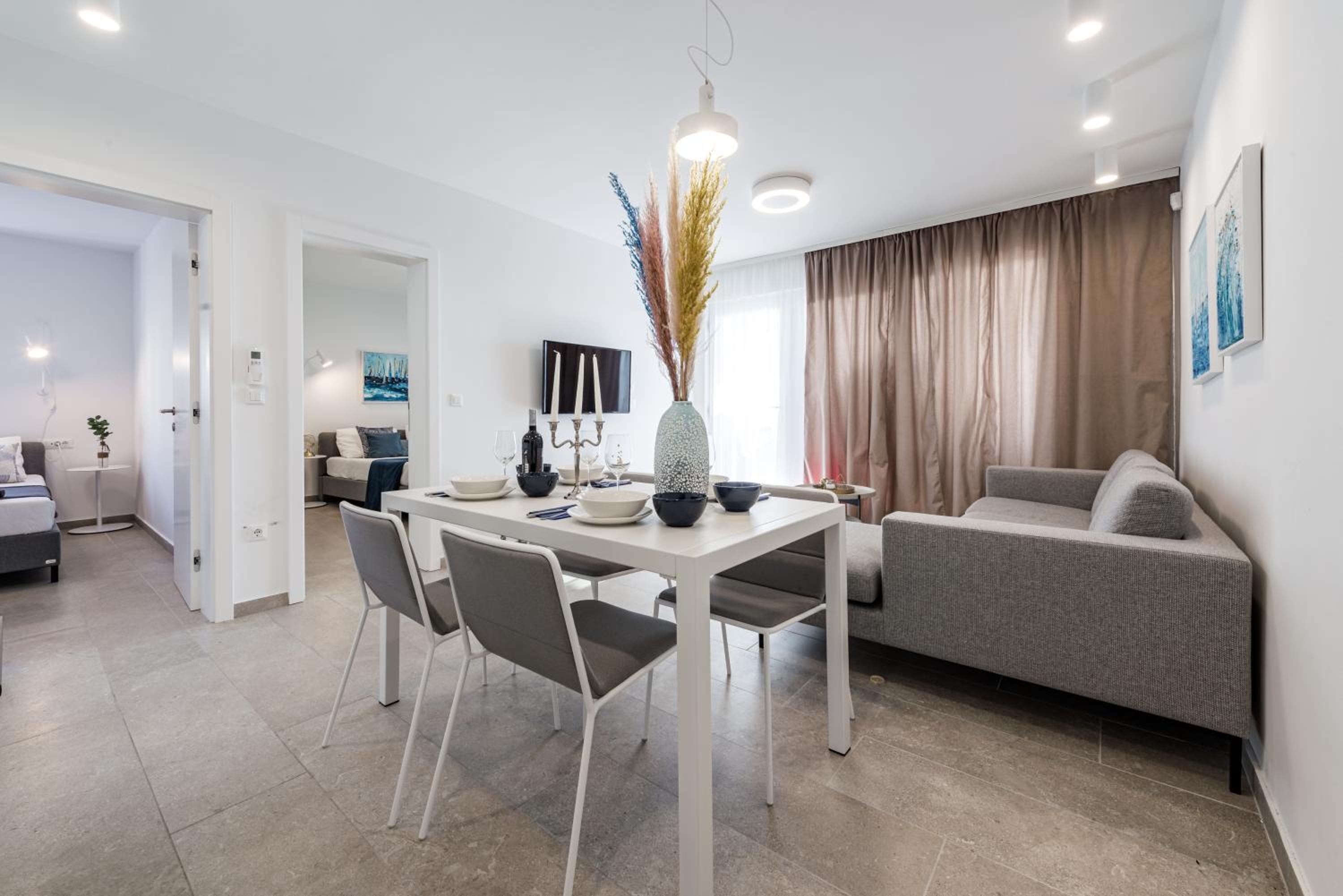 Deluxe Two-Bedroom Apartment with Sea View photo 3