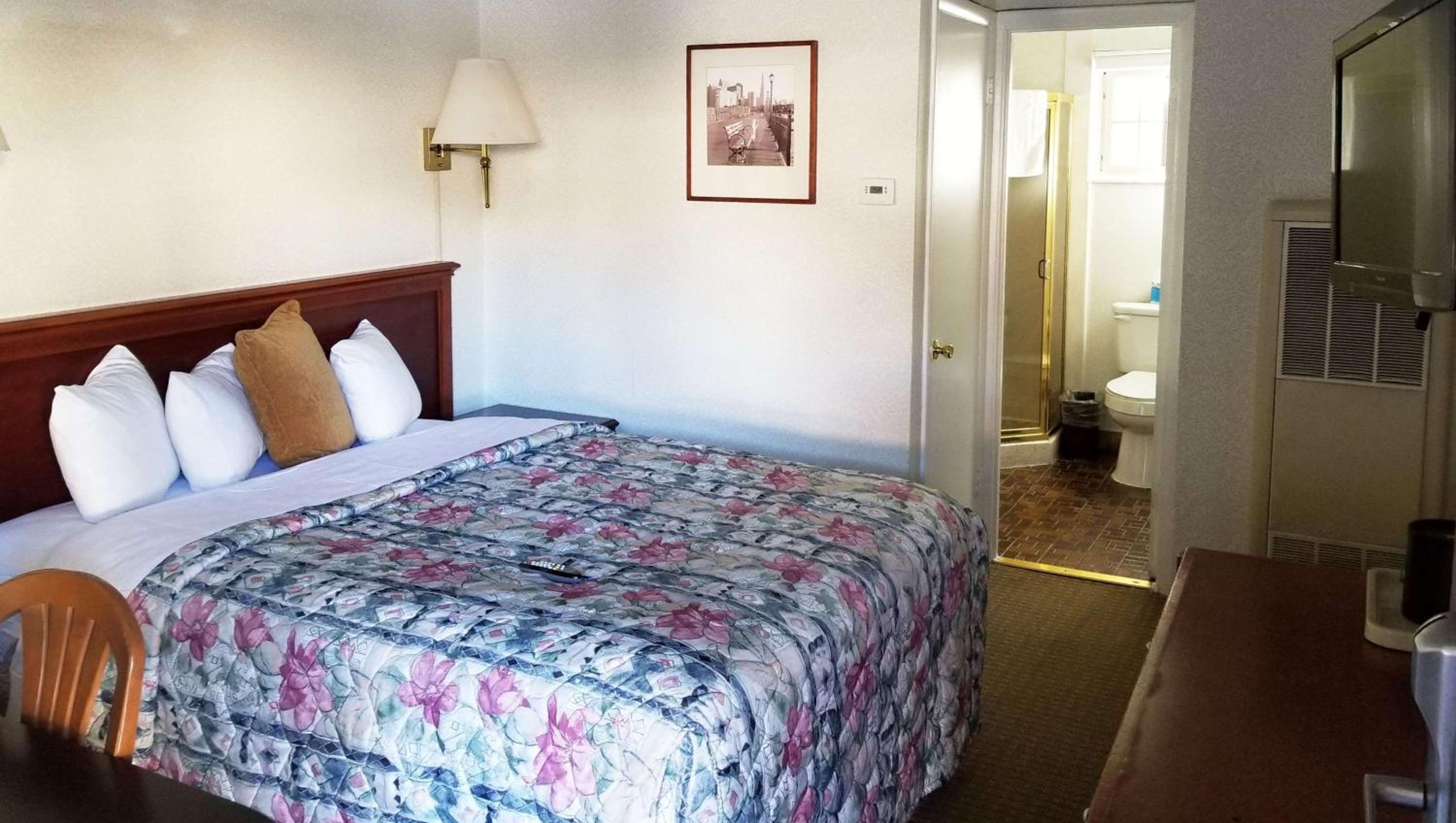 Queen Room photo 1