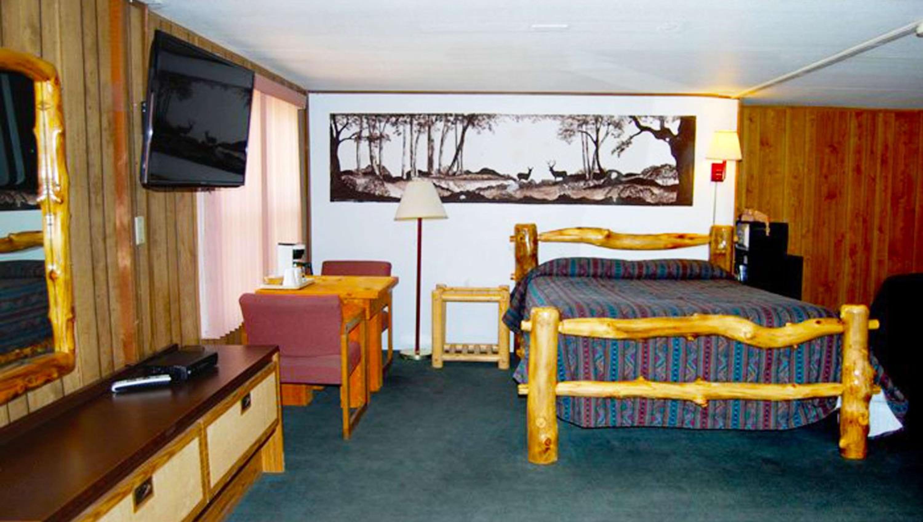 Queen Room with Three Queen Beds - Photo 2