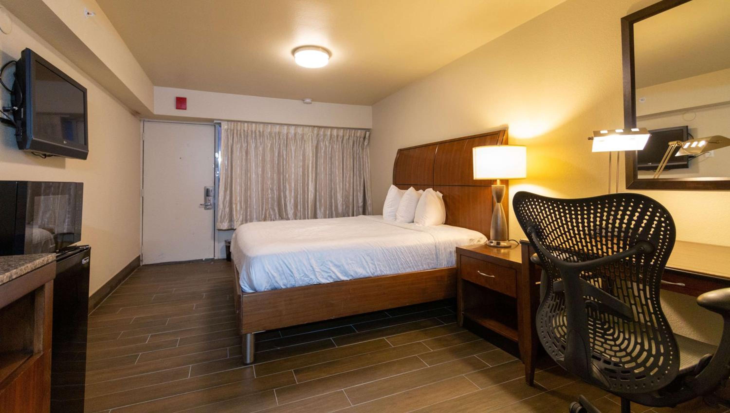Deluxe King Room - Photo 2