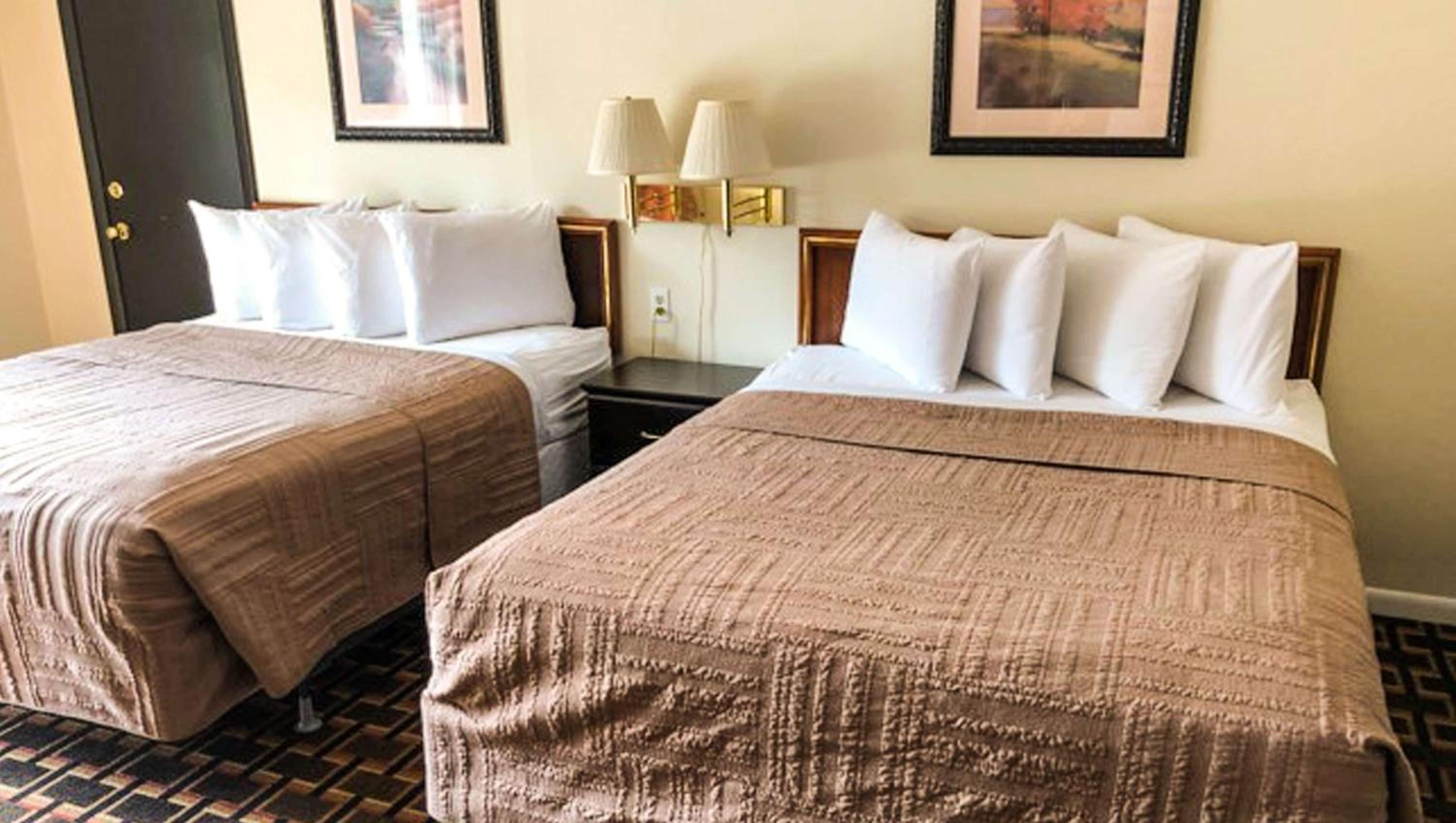 Queen Room with Two Queen Beds - Non-Smoking - Photo 1