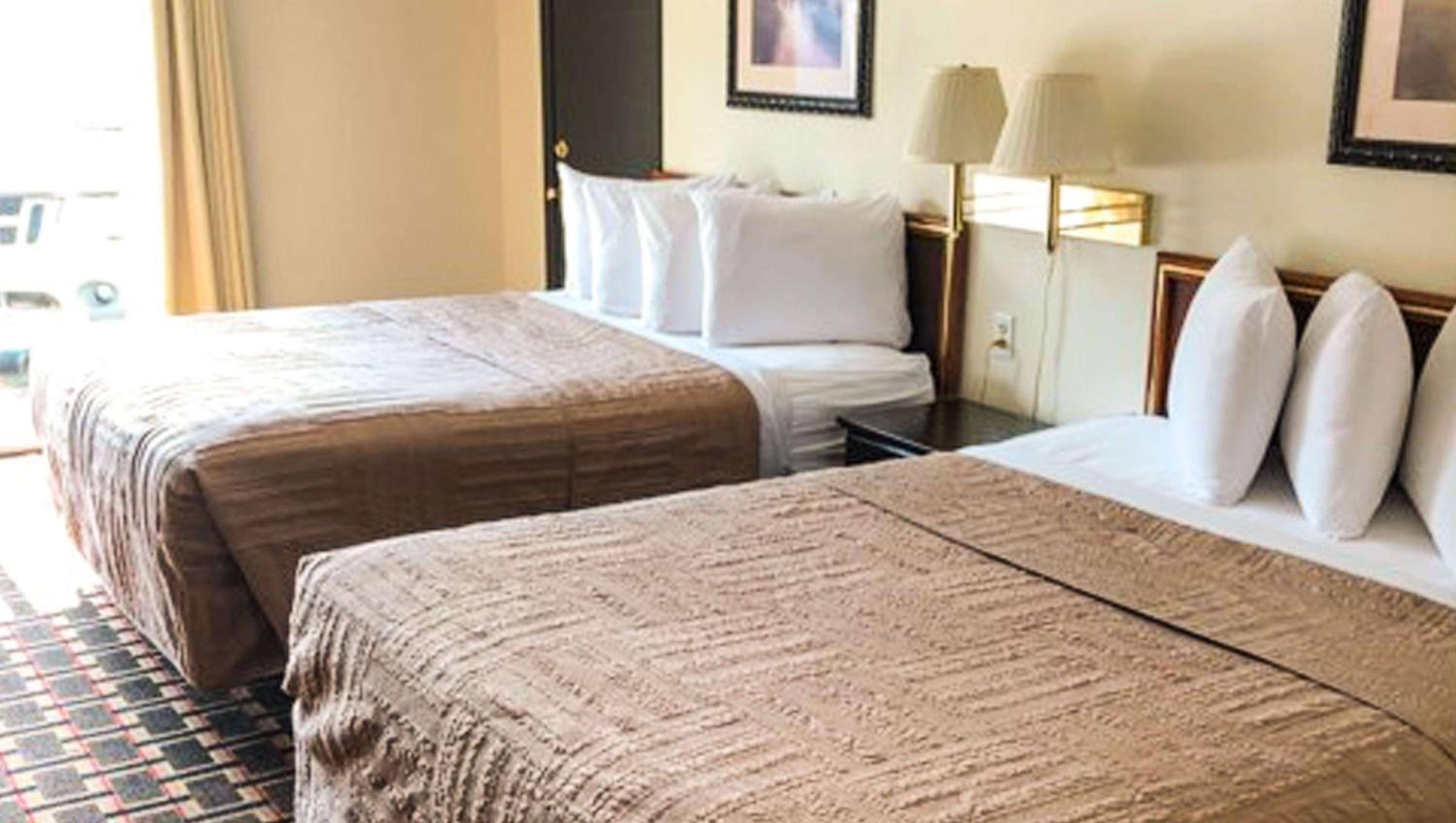Queen Room with Two Queen Beds - Non-Smoking - Photo 3
